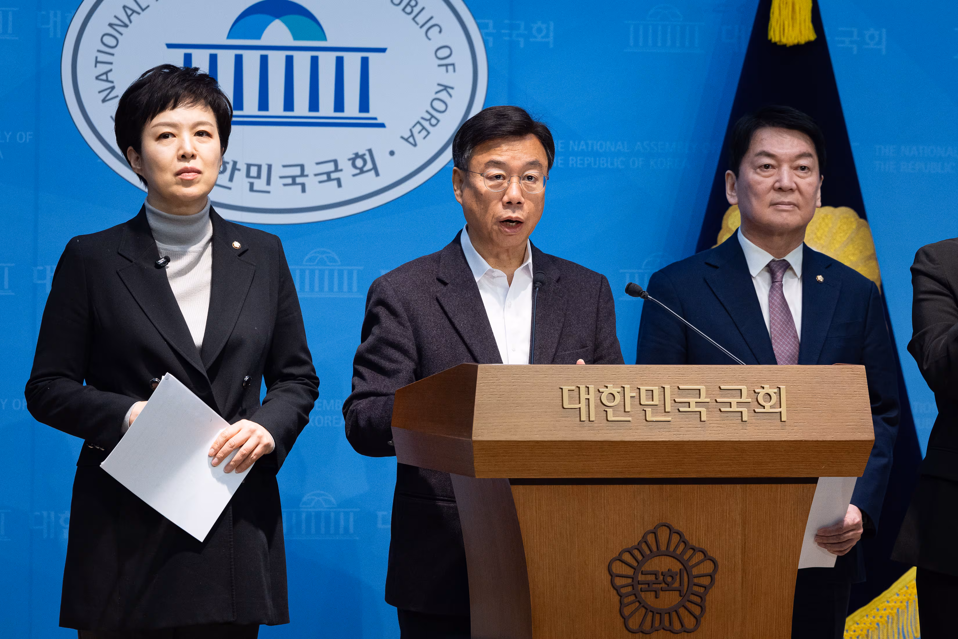 신상진 성남시장(가운데)과 국민의힘 김은혜(왼쪽), 안철수 의원이 19일 서울 여의도 국회 소통관에서 분당 부동산 공급 관련 기자회견을 하고 있다./뉴스1