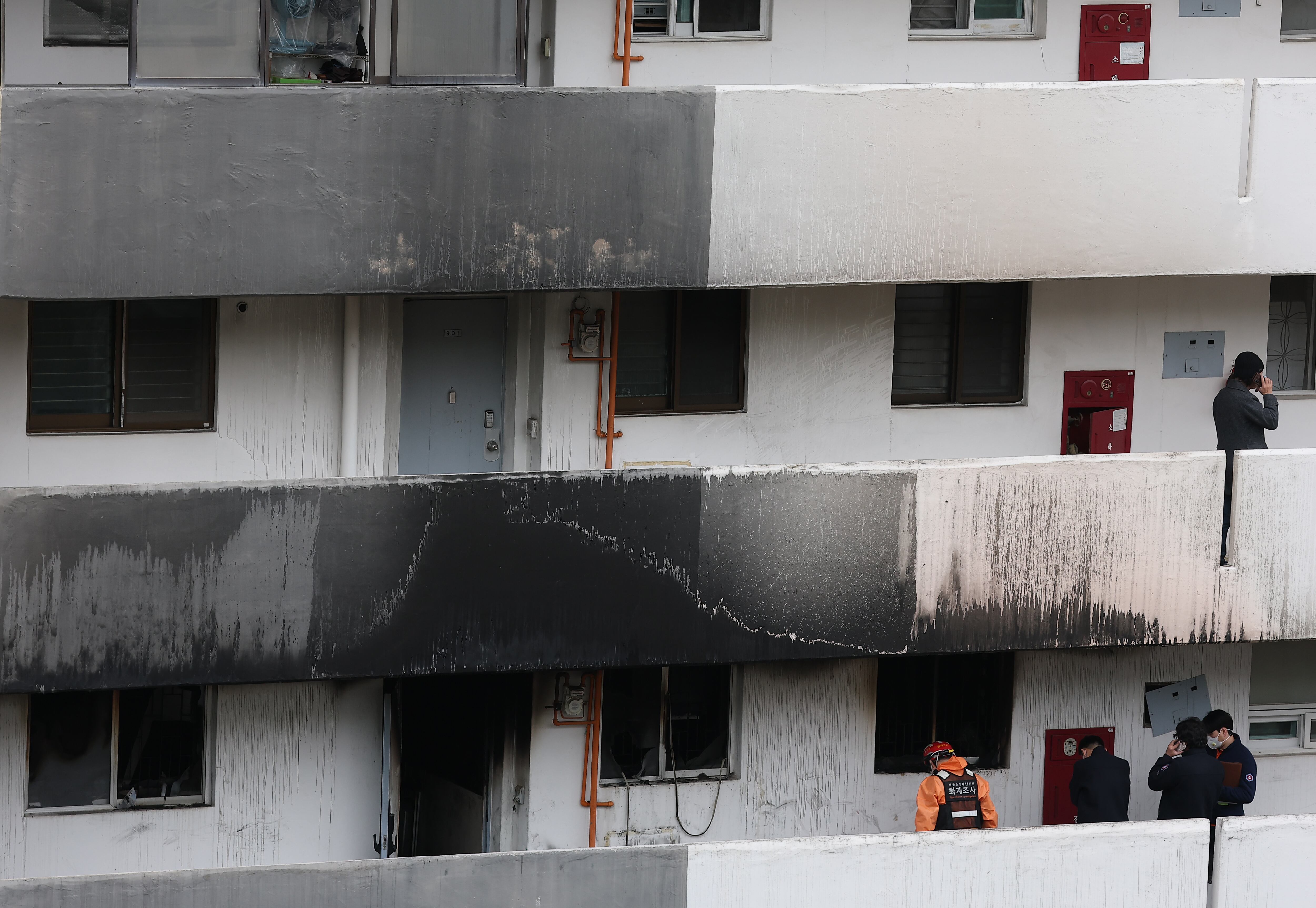 24일 화재가 발생한 아파트에서 경찰, 소방 관계자들이 화재 원인 조사를 위한 합동 감식을 하고 있다. /연합뉴스