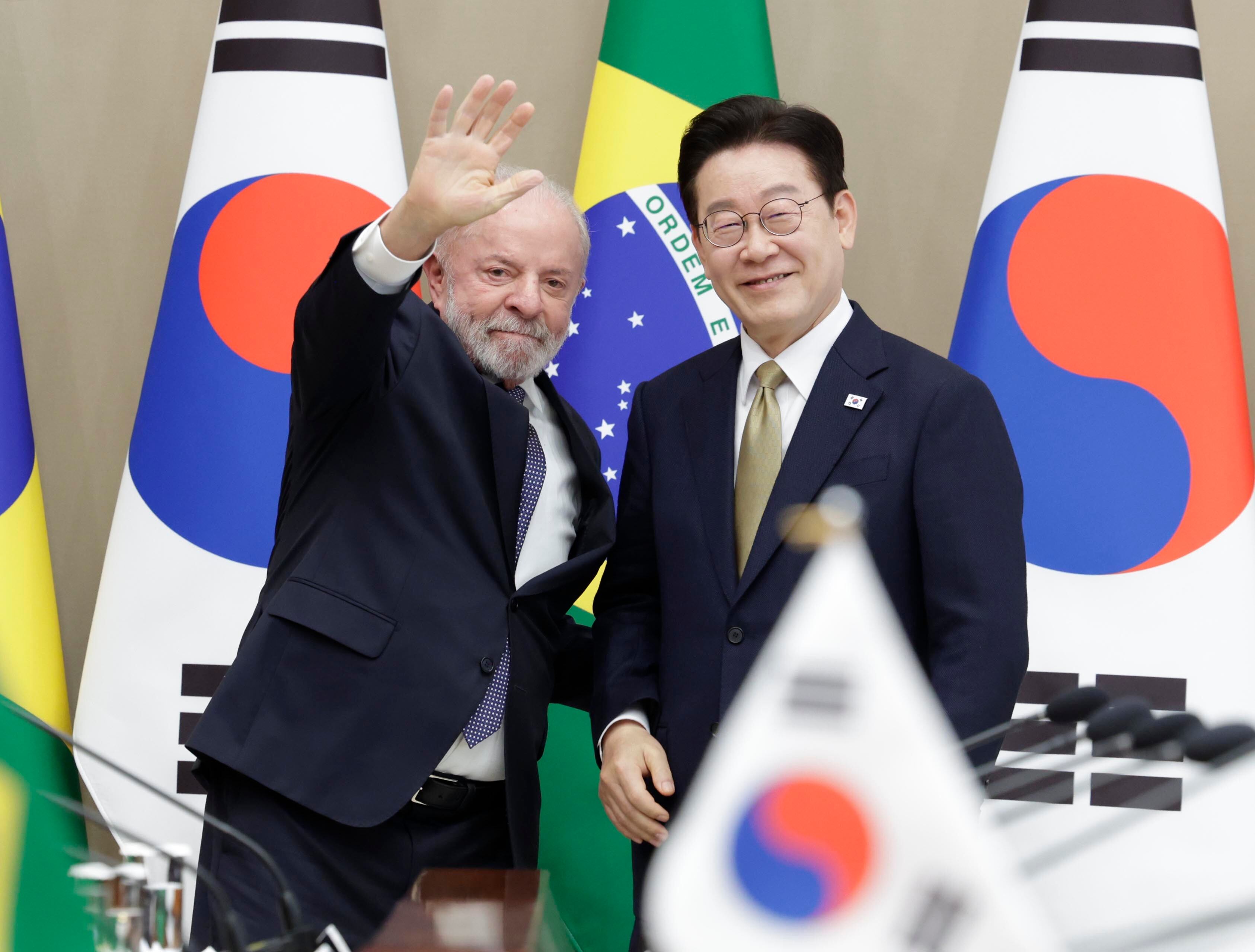 이재명 대통령과 브라질 루이스 이나시우 룰라 다 시우바 대통령이 23일 청와대에서 한-브라질 확대 정상회담 기념촬영을 하고 있다. /뉴스1