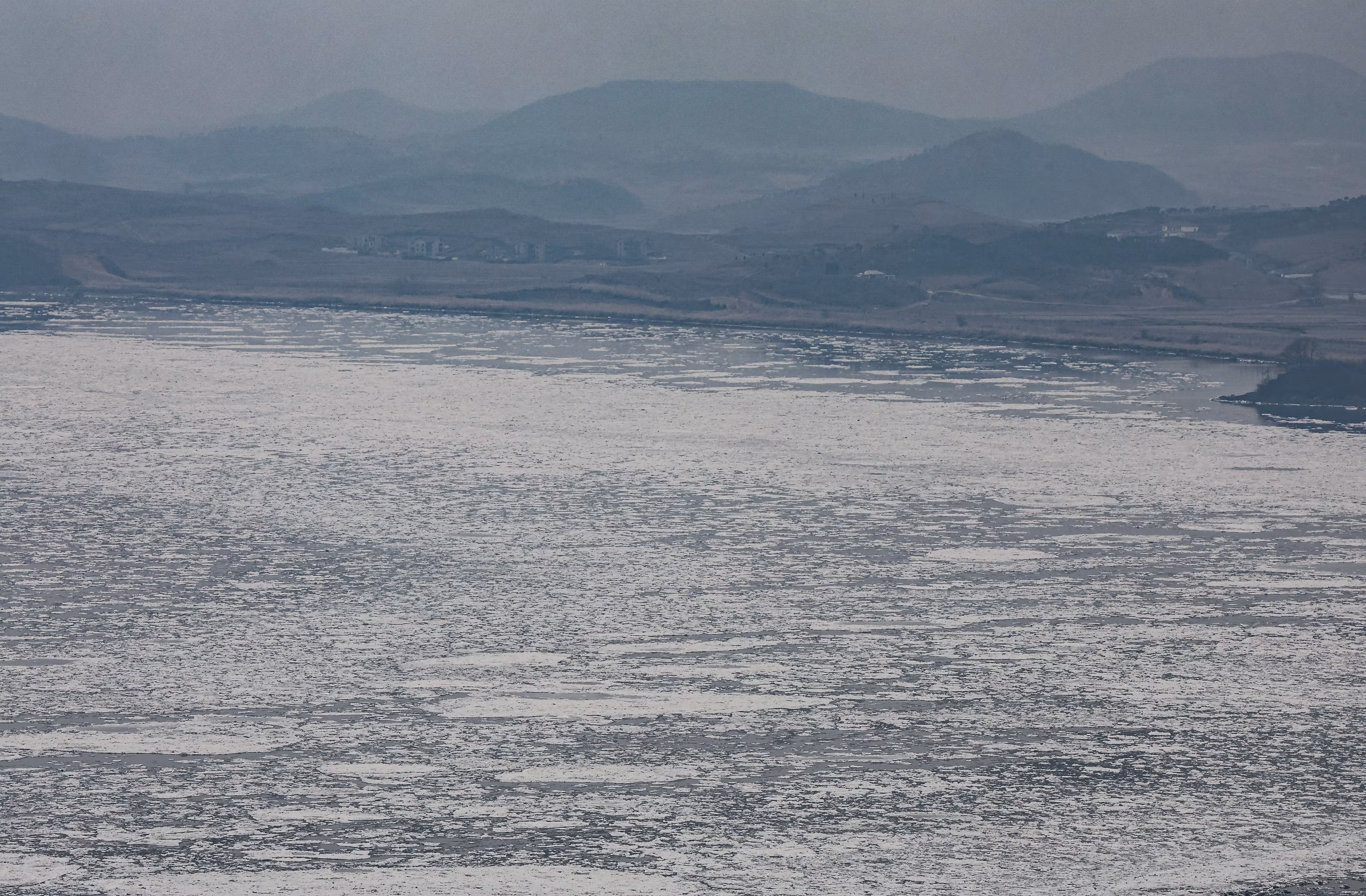 개성공단 가동 중단 10년을 맞은 10일 경기도 파주 오두산전망대에서 바라본 북한 일대가 흐릿하게 보이고 있다. /뉴스1