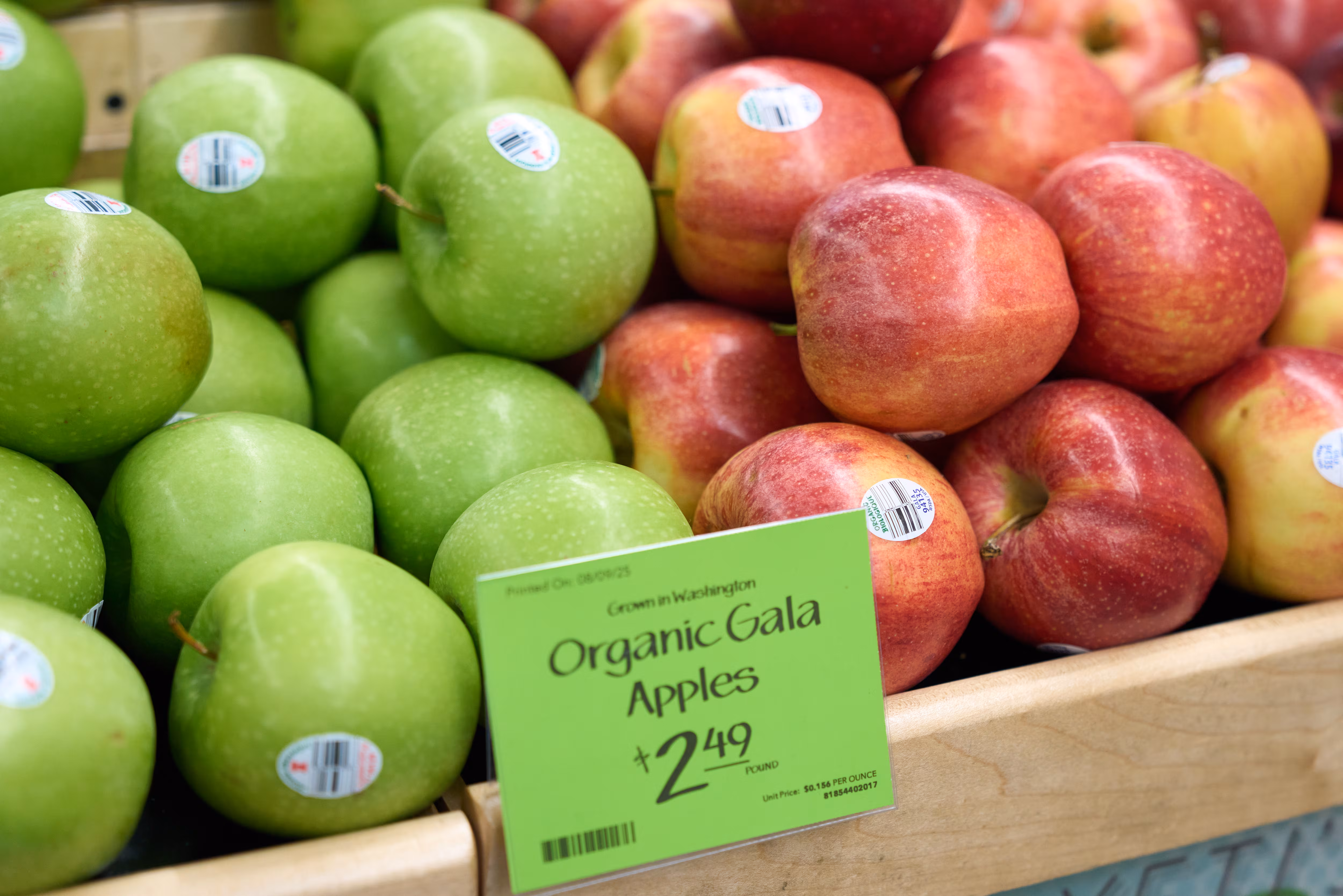 미국 캘리포니아주 로스앤젤레스의 한 식품 매장에 사과가 진열된 모습. /EPA 연합뉴스