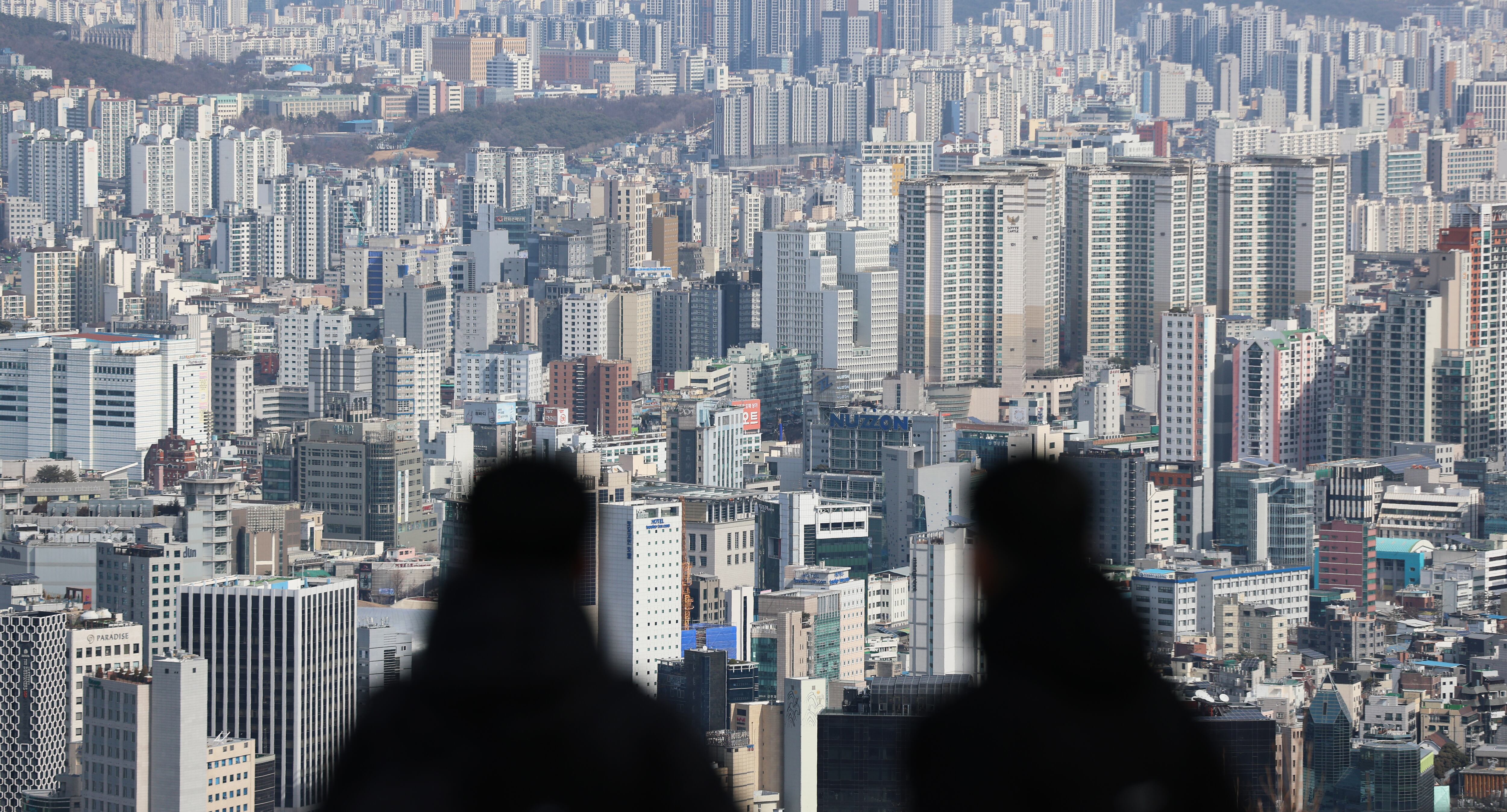 23일 서울 중구 남산에서 바라본 서울시내 아파트 단지 모습. /뉴스1