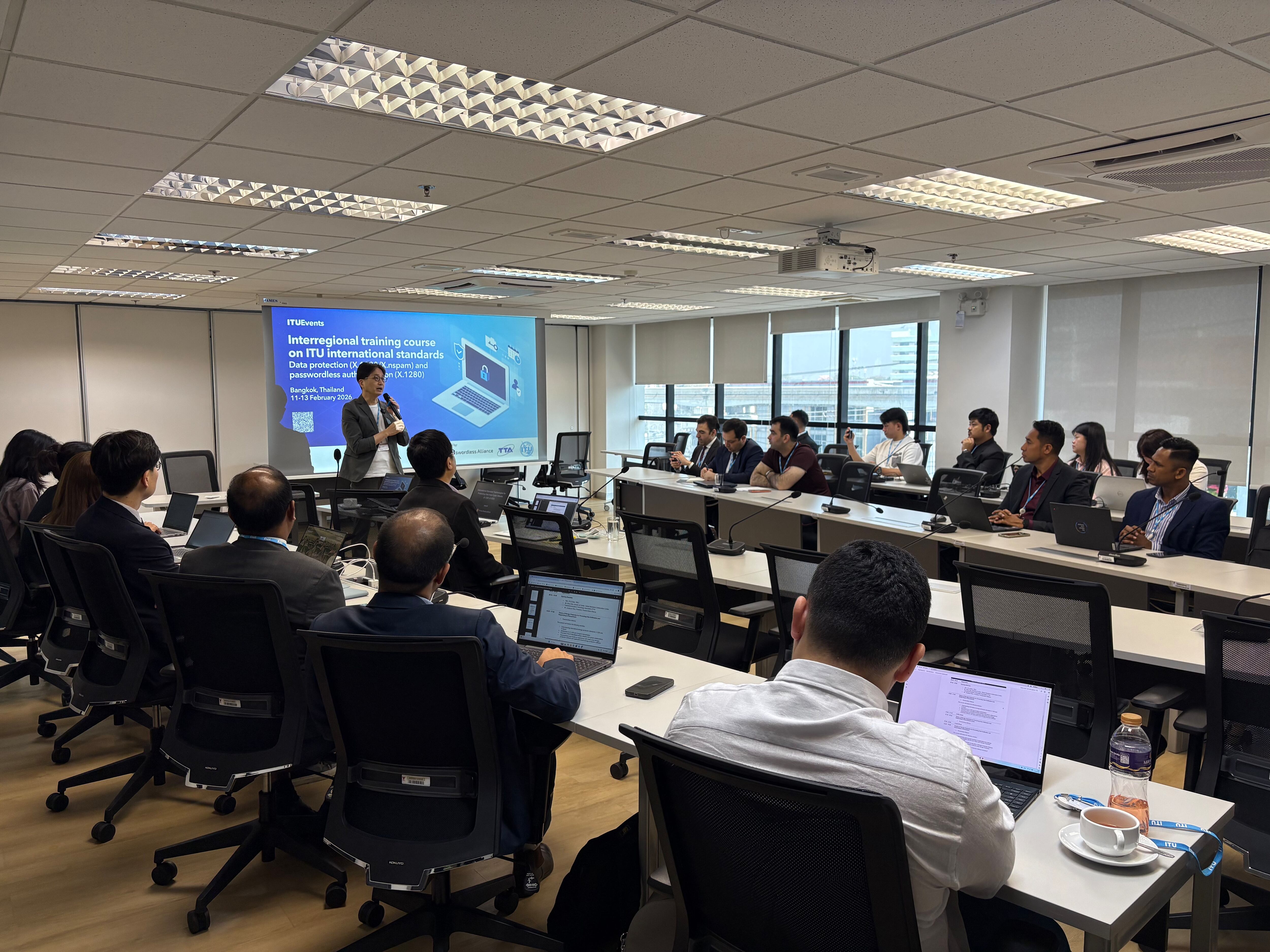 한국정보통신기술협회는 국제전기통신연합(ITU) 아태지역 사무소, 패스워드리스 얼라이언스와 공동으로 이달 11일부터 13일까지 3일간 태국 방콕에서 ‘정보보호 표준 기술 교육’을 개최한다고 12일 밝혔다. 정보보호 표준 기술 교육 사진./TTA