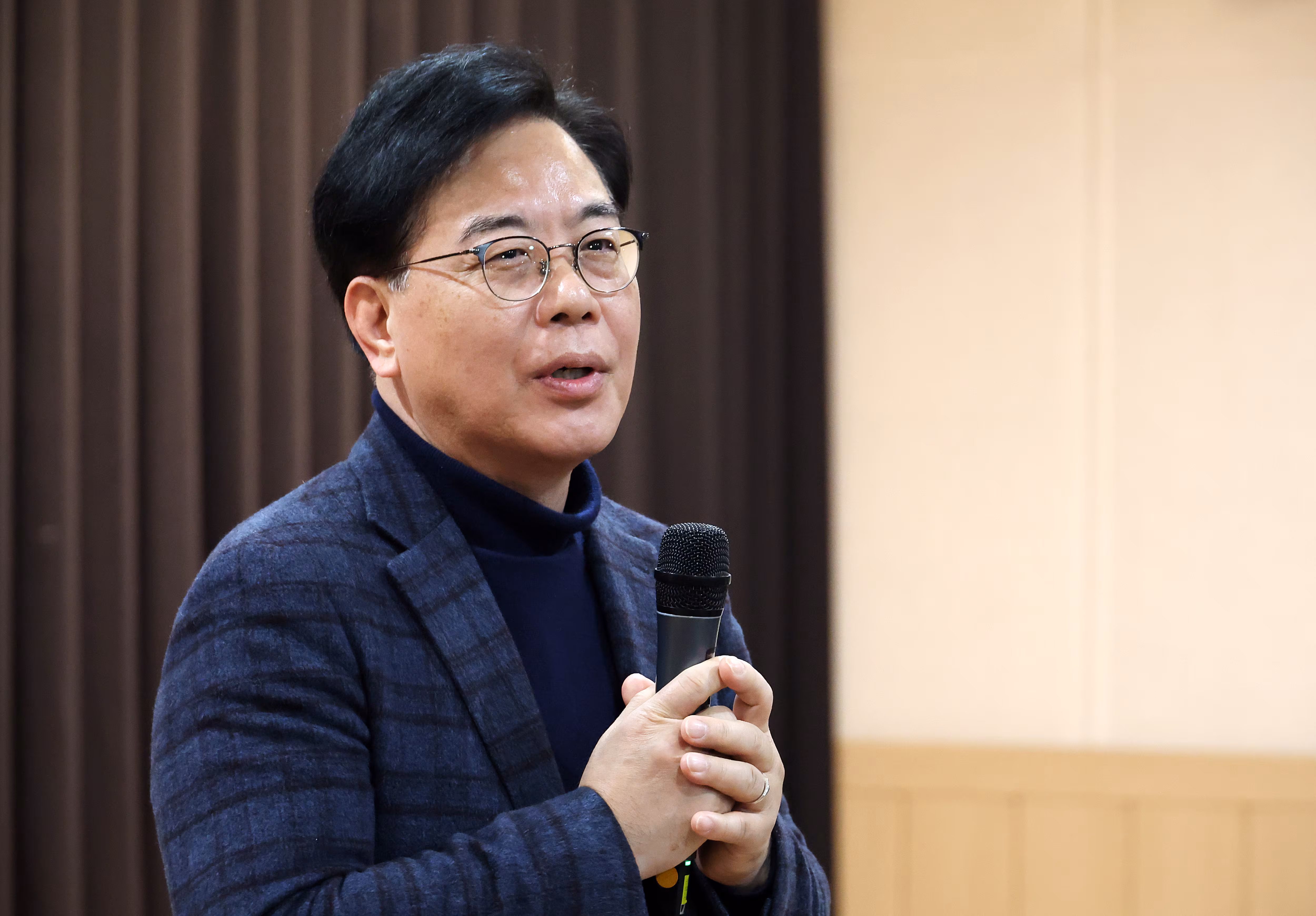 송언석 국민의힘 원내대표가 13일 오전 서울 중구 중림종합사회복지관에서 열린 약자와의동행위원회 설맞이 봉사활동에서 인사말을 하고 있다. /뉴스1