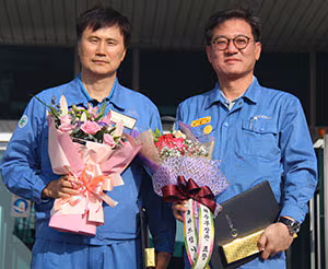 2018년 포스코 포항제철소 제선부장이었던 이희근 사장(왼쪽)이 해양수산부 장관 표창을 받고 기념촬영을 하고 있다. 옆에는 곽종건 당시 설비기술부장./포항제철소 제공