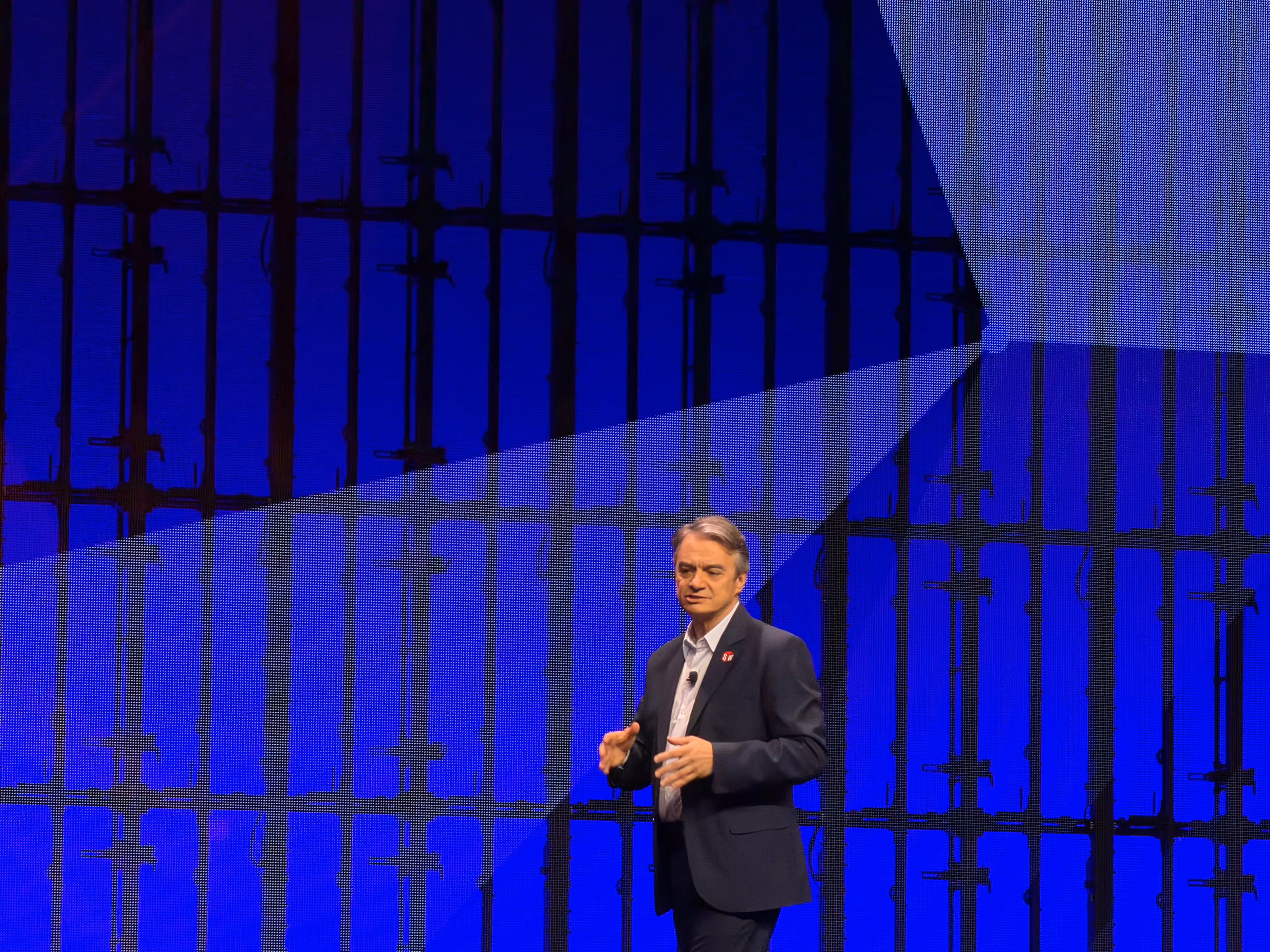 파스칼 달로즈 다쏘시스템 최고경영자(CEO)가 2일(현지시각) 미국 텍사스주 휴스턴 조지R.브라운컨벤션센터에서 열린 '3D익스피리언스 월드 2026'에서 기조연설을 하고 있다. / 이재은 기자