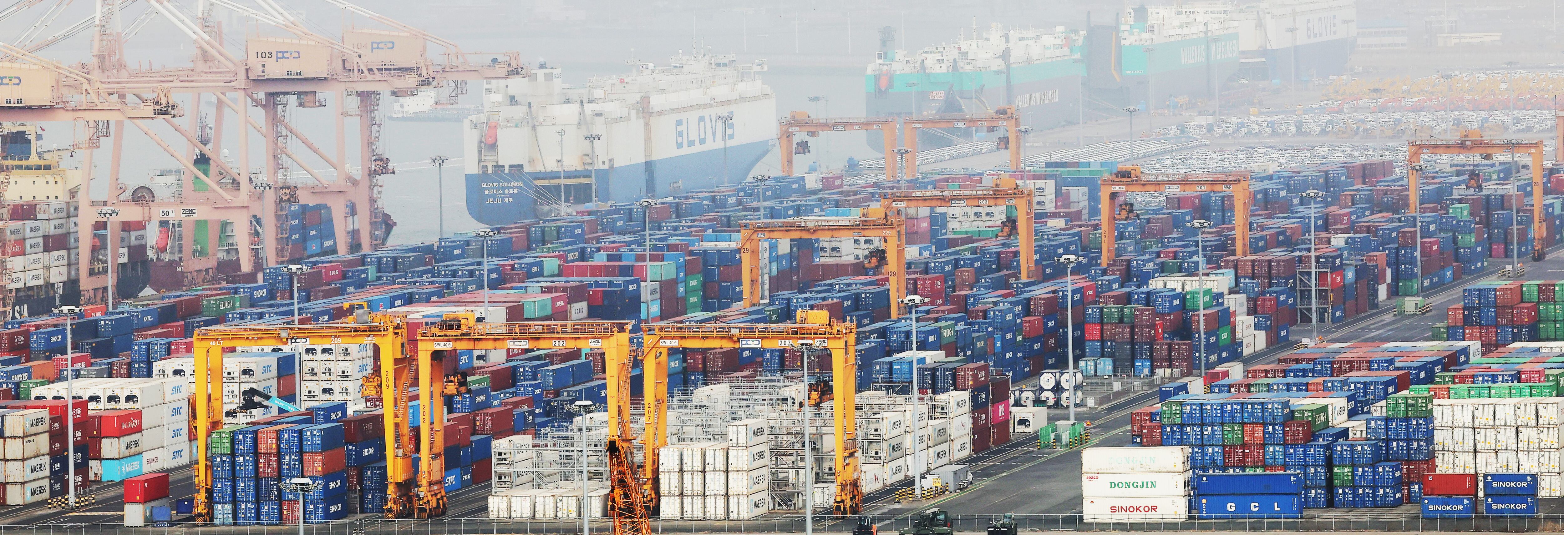 22일 경기도 평택항에 컨테이너가 쌓여있는 모습./연합뉴스