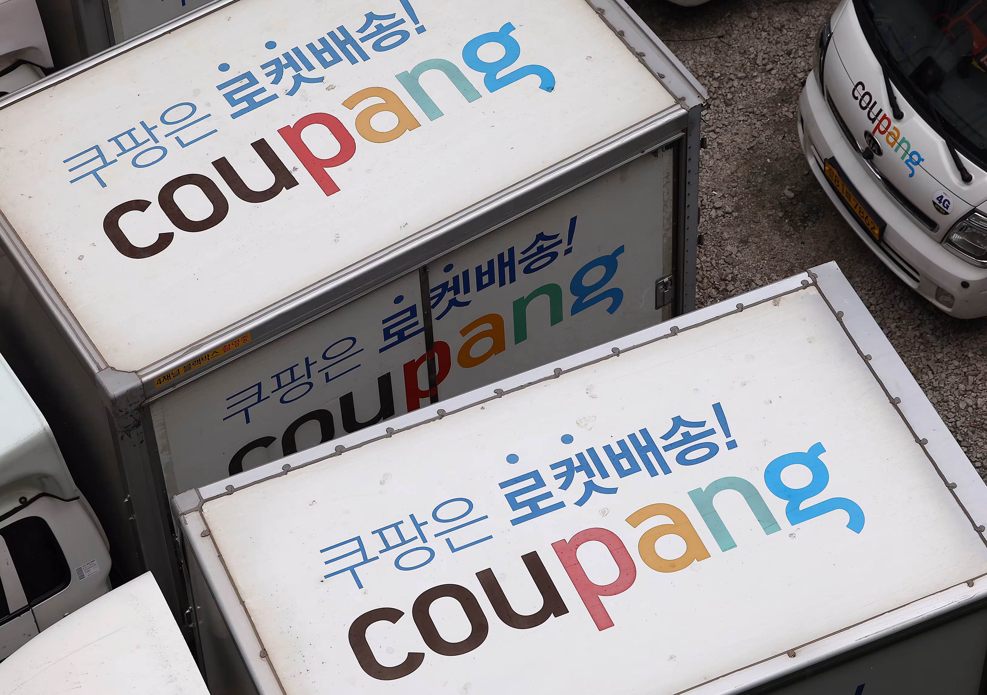 쿠팡 로켓배송 차량이 주차돼 있다. /뉴스1