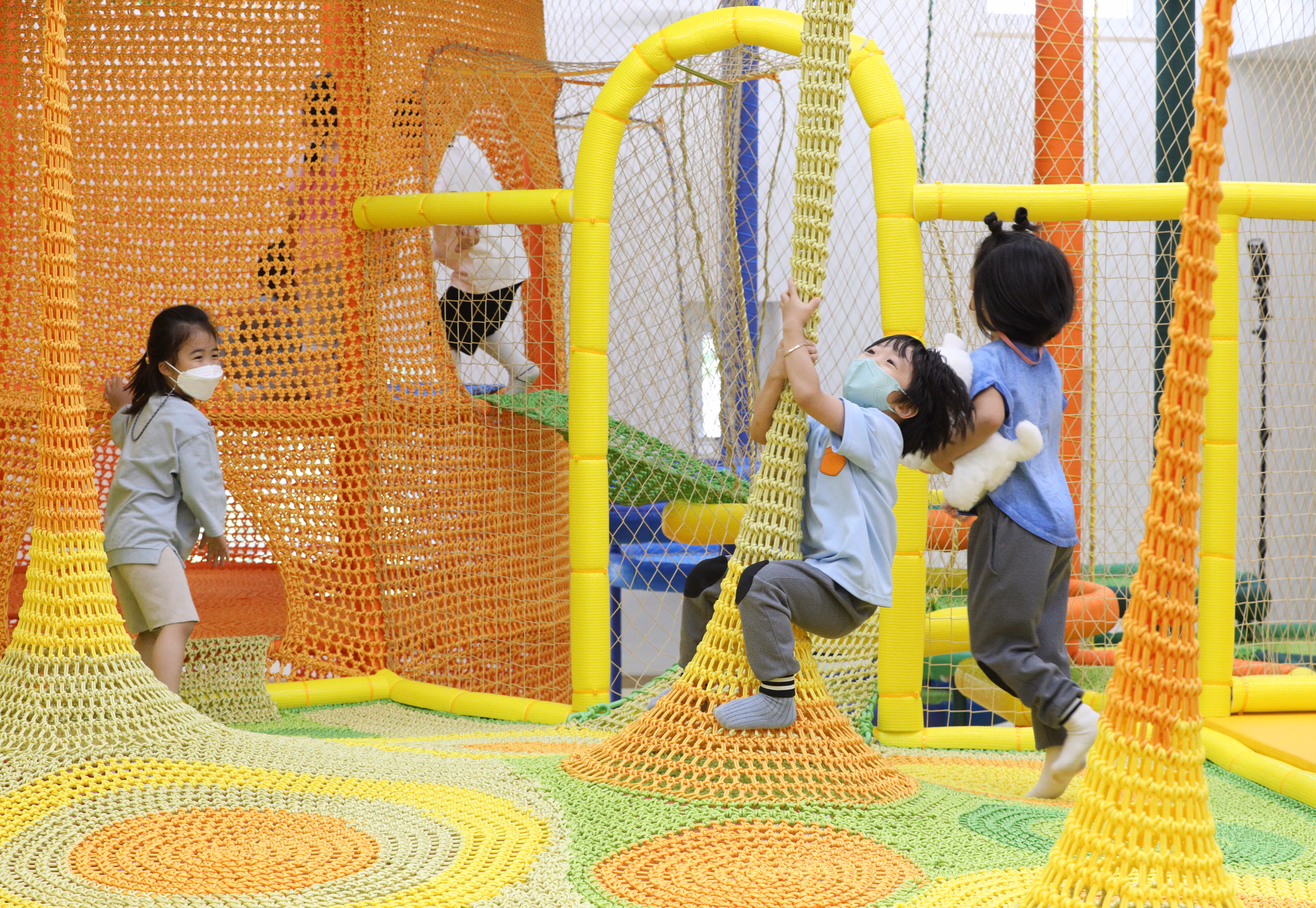 키즈카페에서 어린이들이 놀고 있다. /뉴스1