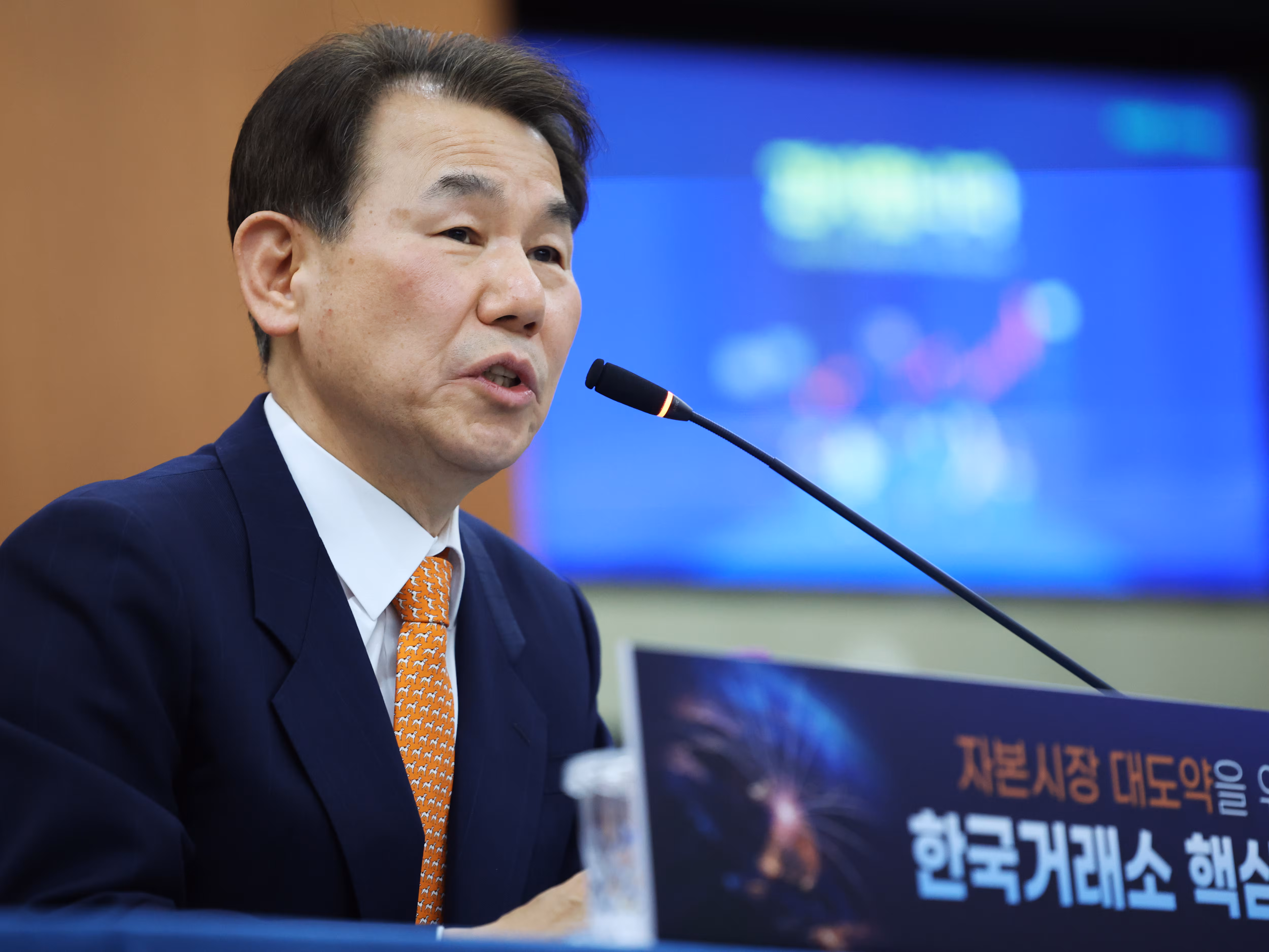 정은보 한국거래소 이사장이 5일 오후 서울 영등포구 여의도 한국거래소 마켓타워에서 열린 '2026년도 신년 기자간담회'에서 취재진 질문에 답하고 있다. 이날 한국거래소는 기자간담회를 통해 '자본시장 대도약을 위한 핵심 전략'을 발표했다. /뉴스1