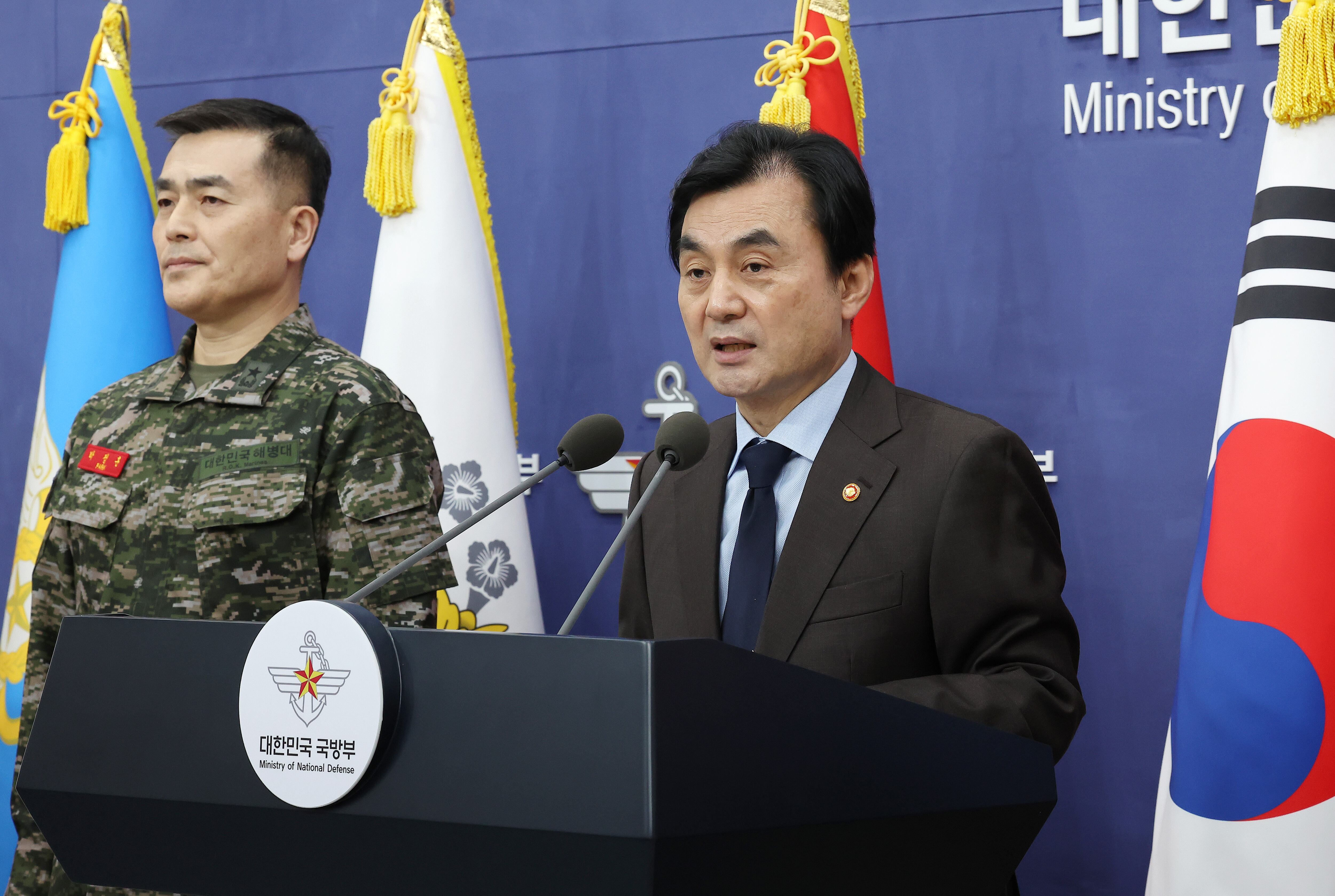 안규백 국방부 장관이 12일 서울 용산구 국방부 브리핑룸에서 12·3 불법 비상계엄 사건의 전개와 관련한 국방부 헌법존중 정부혁신 TF 활동결과를 발표하고 있다. 왼쪽은 박정훈 국방부조사본부장. /연합뉴스