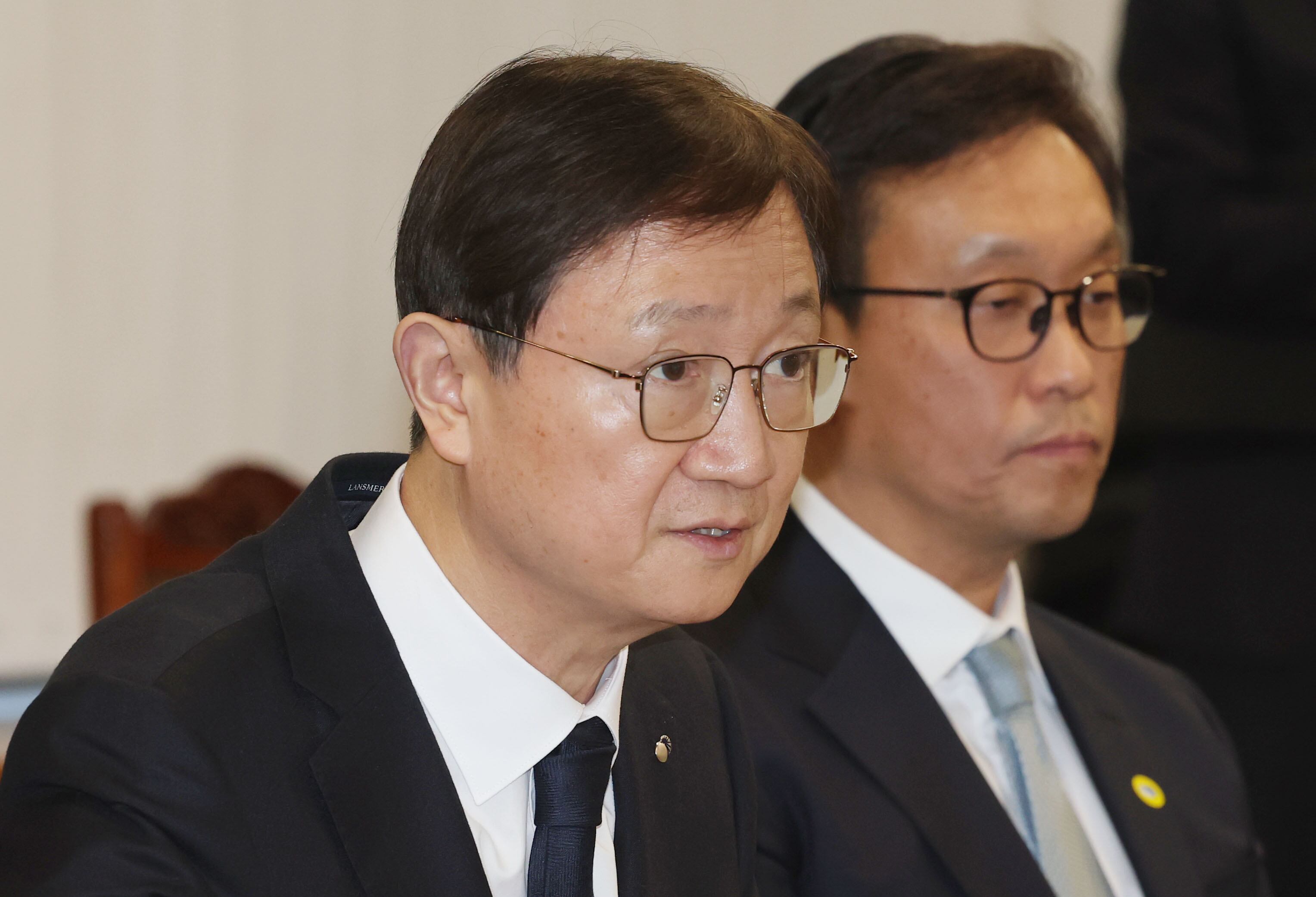 이찬진(왼쪽) 금융감독원장이 지난달 20일 오후 서울 여의도 금융감독원에서 열린 기관전용사모펀드(PEF)운용사 CEO와의 간담회에서 발언하고 있다./뉴스1