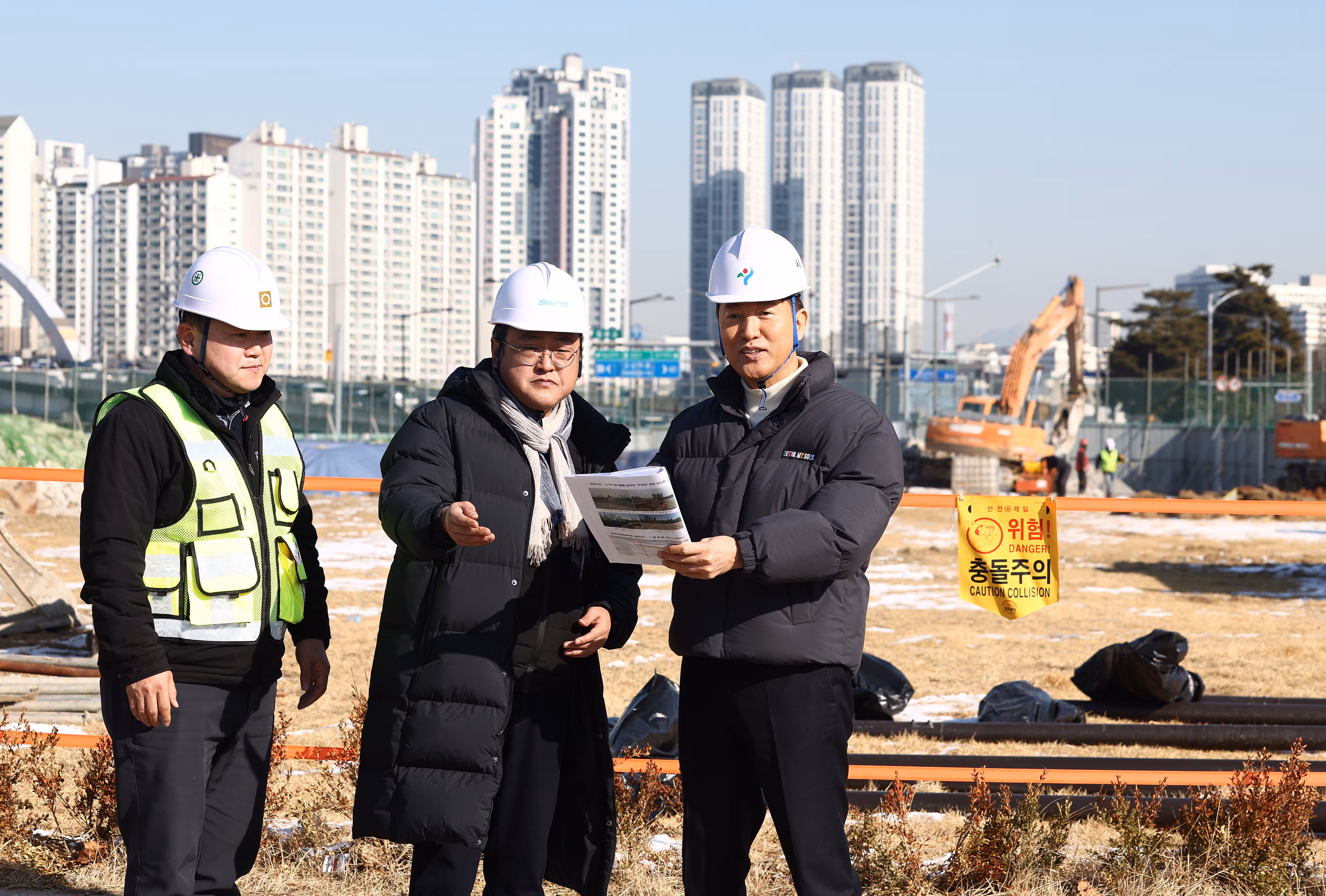 오세훈 서울시장이 지난 3일 오전 서울 성동구 삼표레미콘 부지 사업 현장을 찾아 추진현황을 점검하고 있다. /뉴스1