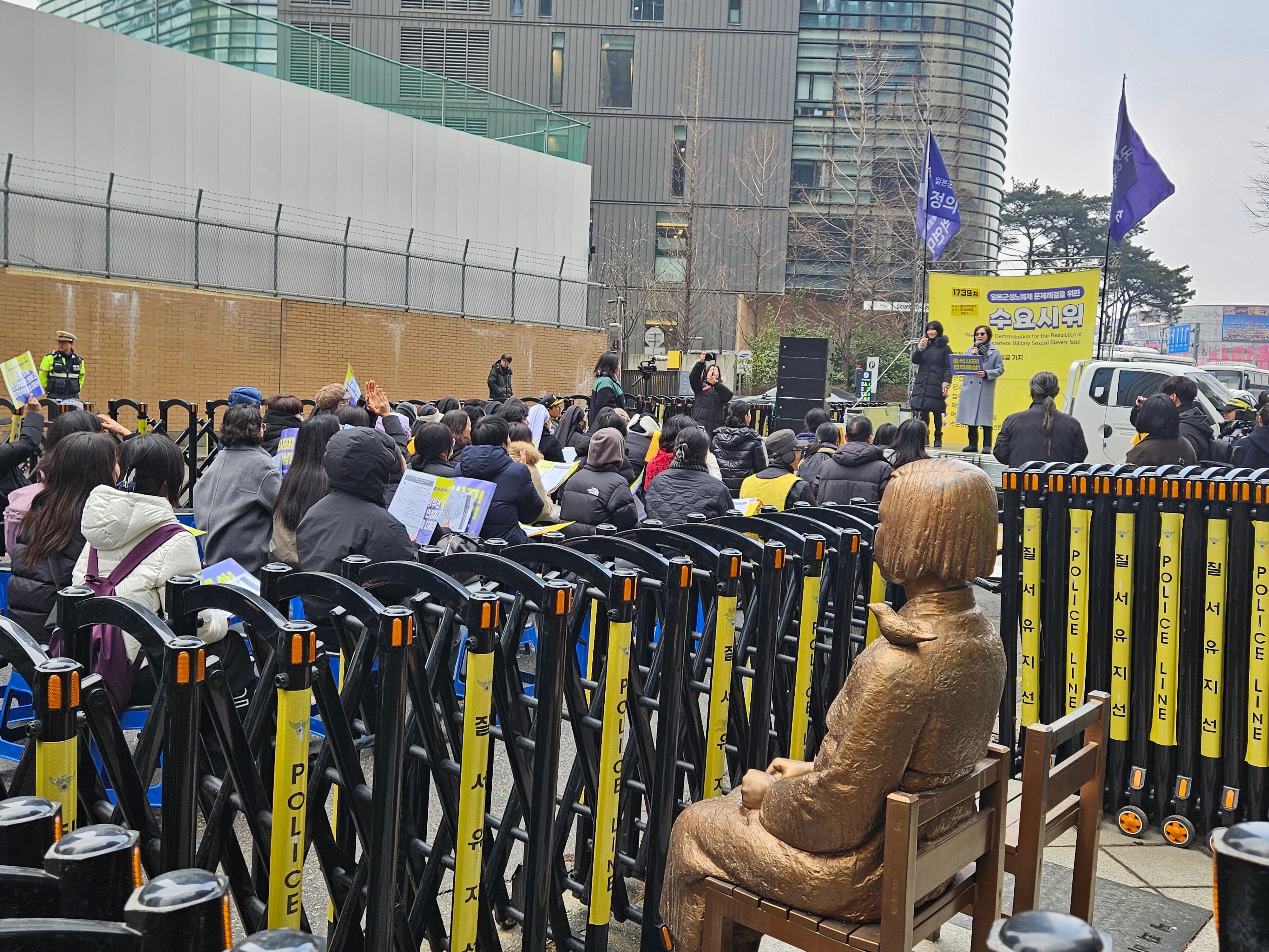 11일 낮 서울 종로구 중학동 옛 일본대사관 앞 평화의 소녀상 옆에서 정의기억연대가 수요시위를 진행하고 있다./뉴스1