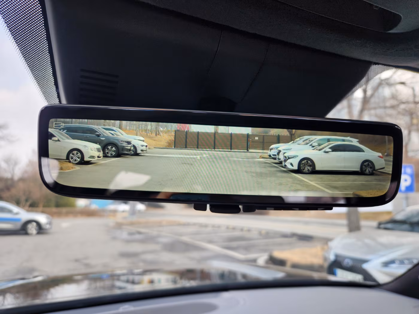 팰리세이드 하이브리드의 디지털 센터 미러. 적재  공간의 짐을 쌓아올려 시야가 방해되는 것을 막기 위해 후방 카메라 기능이 적용됐다. /진상훈 기자