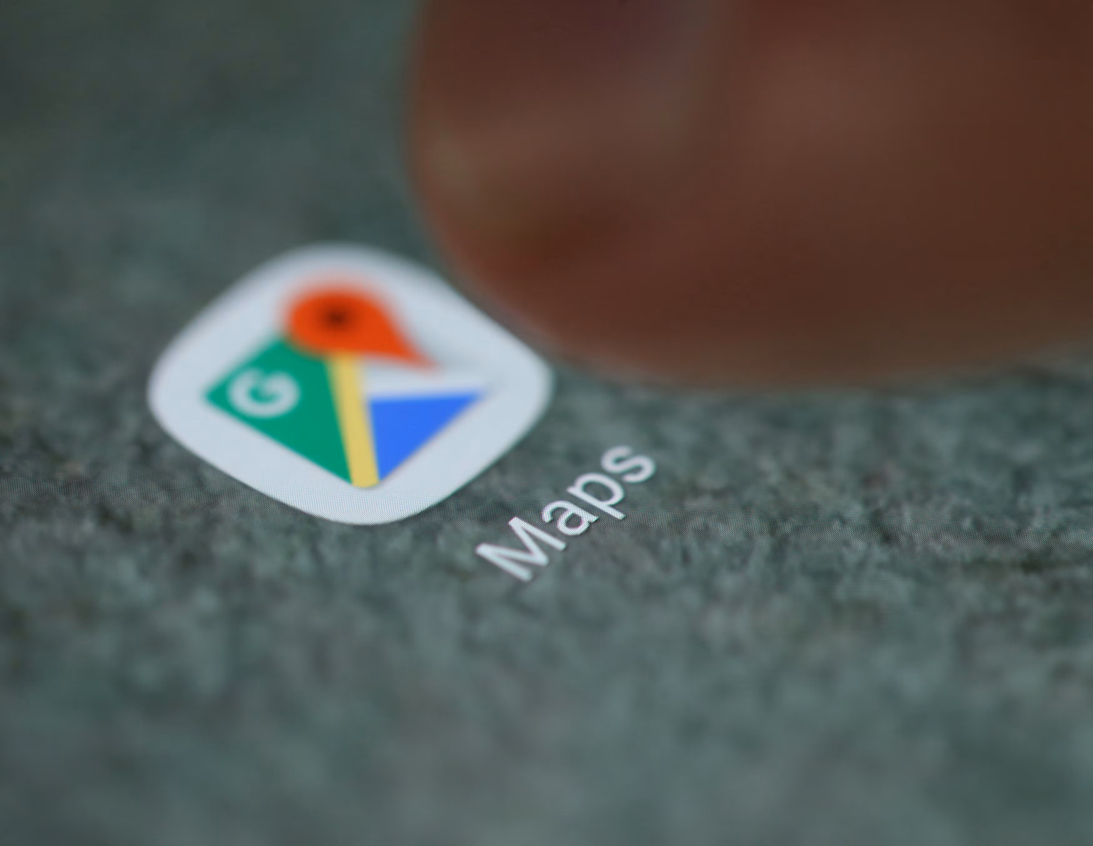 스마트폰 화면에 구글 지도 앱 로고가 보이고 있다./연합뉴스