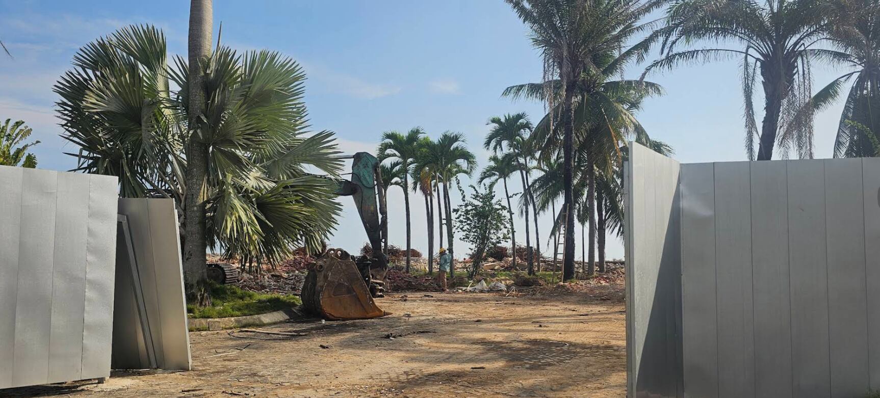 빗썸이 개발하는 베트남 호이안의 리조트 부지. 방치된 건물의 철거 작업이 진행되고 있다. /구글 리뷰 캡처.