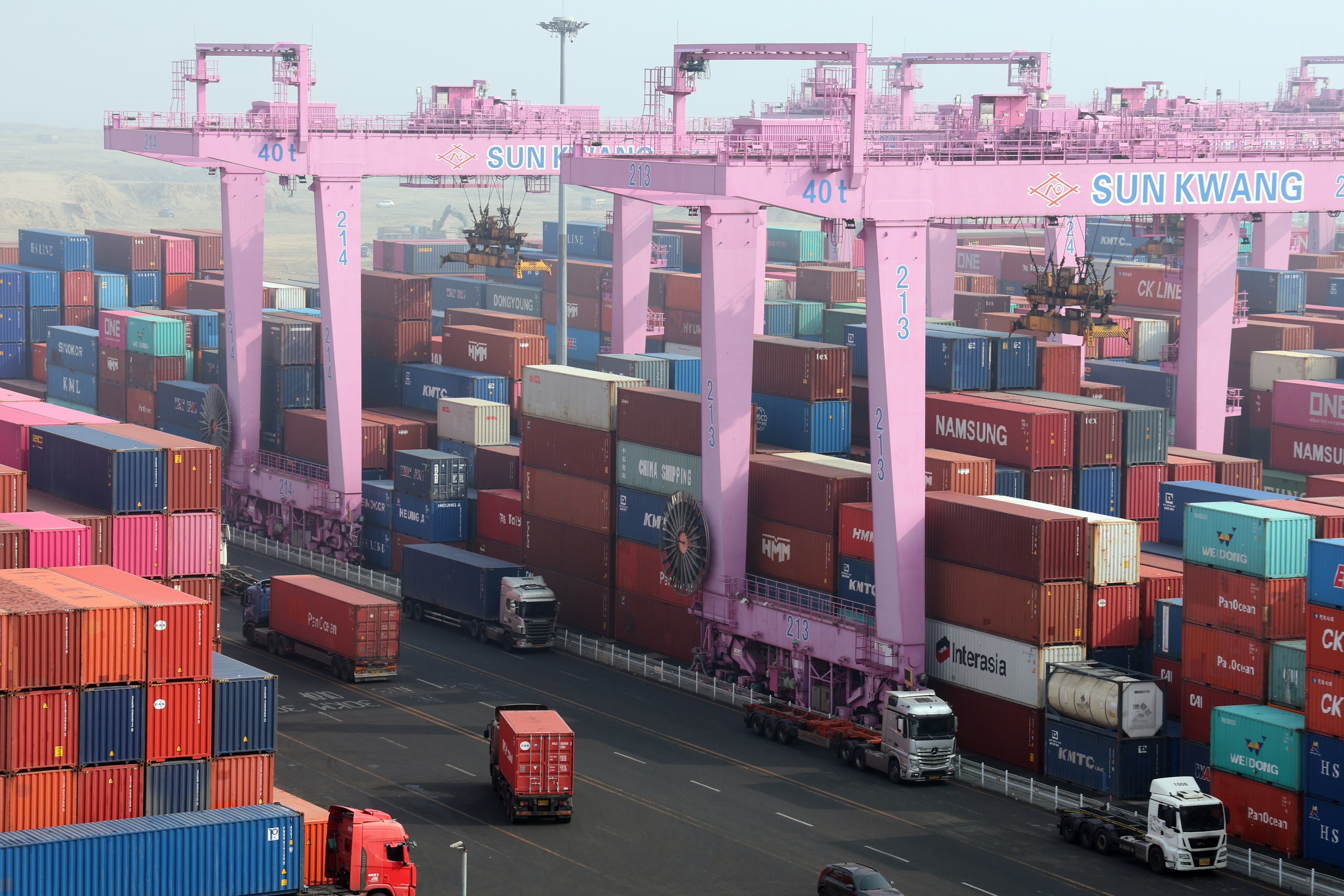 인천신항 컨테이너 터미널에 수출입 컨테이너가 쌓여 있는 모습. /뉴스1