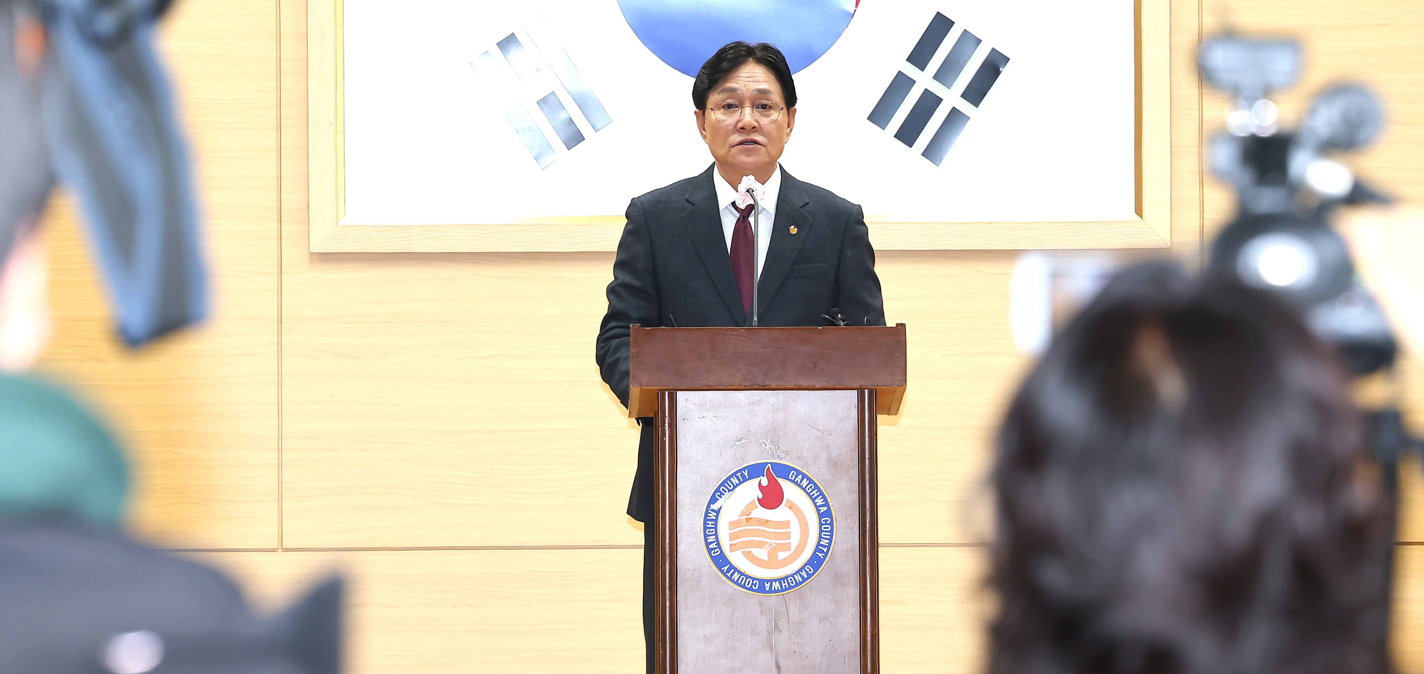 박용철 강화군수가 9일 인천 강화군청에서 중증장애인 거주시설 색동원 내 성폭력 의혹과 관련해 기자회견을 하고 있다./연합뉴스