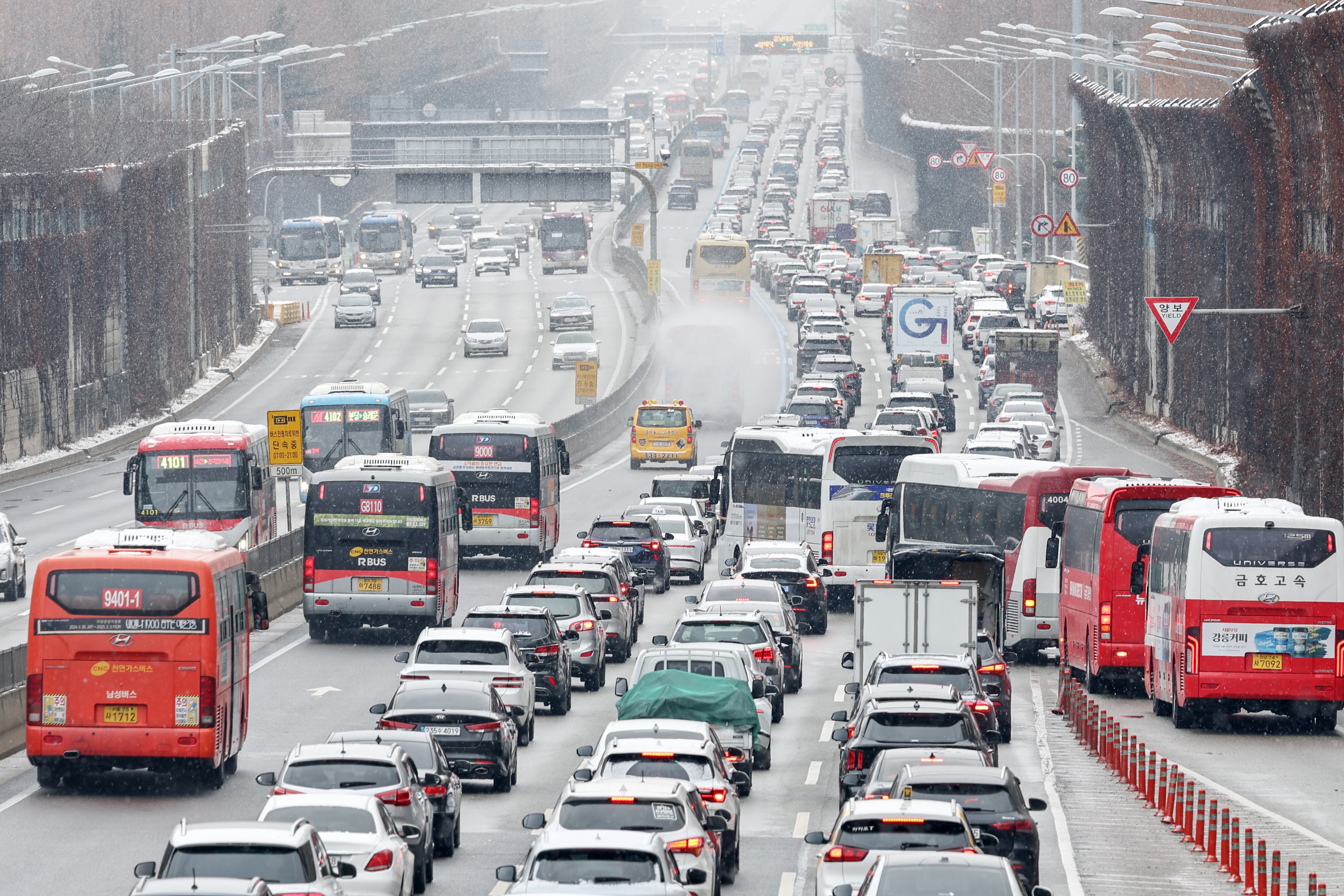 서울 서초구 잠원IC를 지나는 경부고속도로 하행선 방향 차량들이 서행하고 있다. /뉴스1