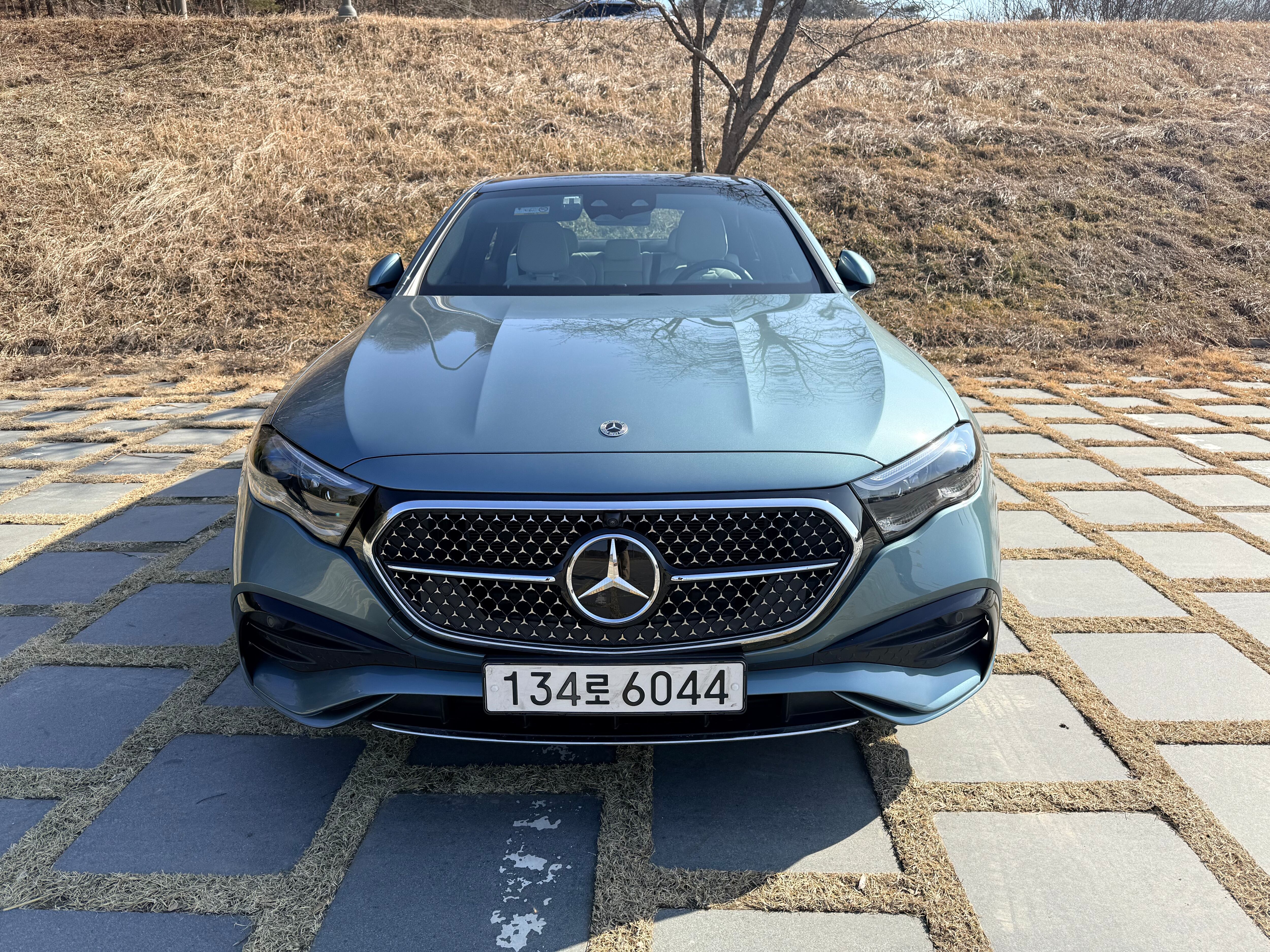 메르세데스-벤츠 ‘E 300 4MATIC AMG'의 전면부. 라디에이터 그릴에 벤츠의 삼각별에서 따온 패턴이 촘촘히 박혀 있다./이윤정 기자