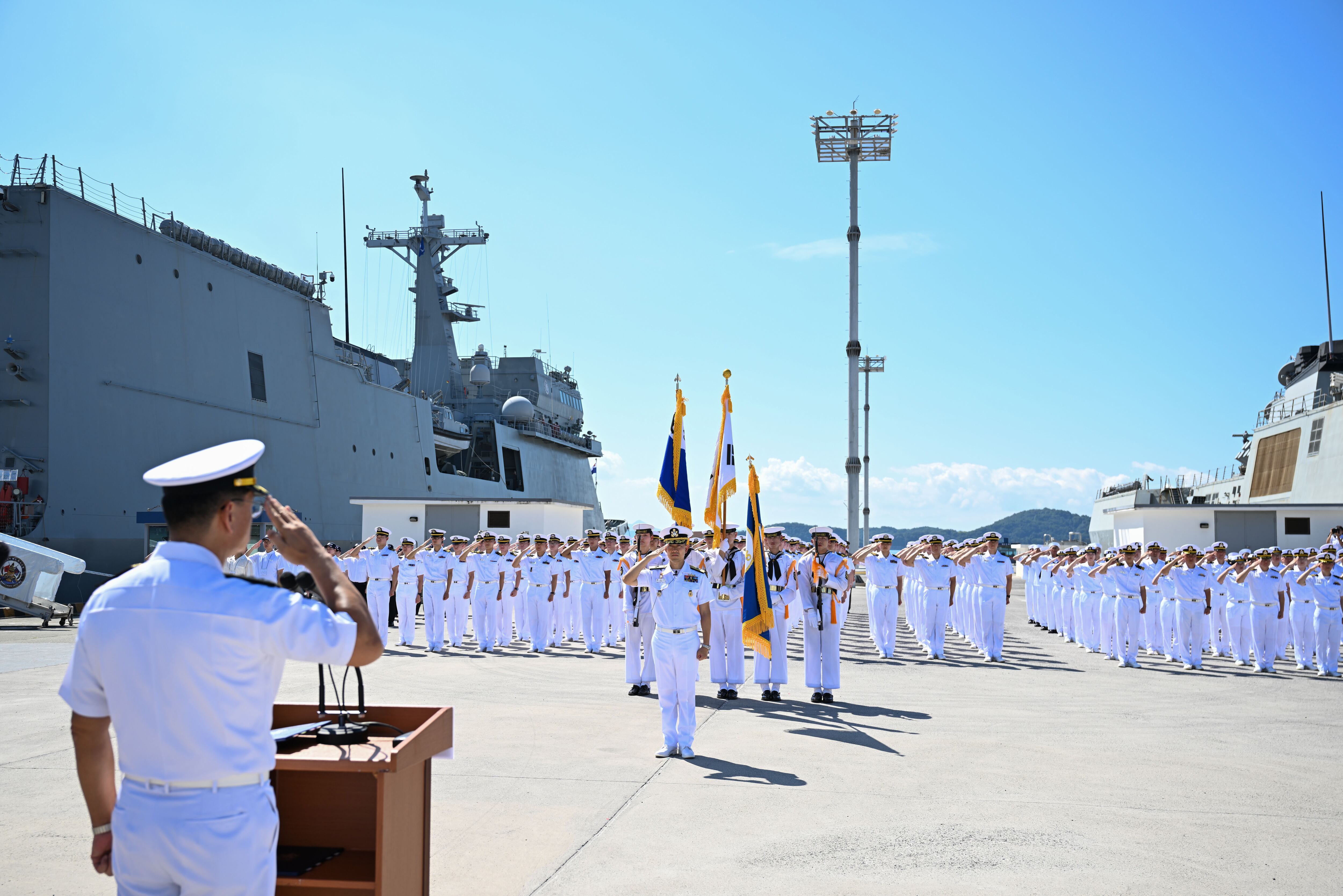 지난해 9월 5일 경남 창원시 진해 군항에서 거행된 2025년 순항훈련전단 환송행사에서 해군사관학교 80기 사관생도와 장병들이 임석상관(해군작전사령관)에게 출항신고 경례를 하고 있다. /해군 제공