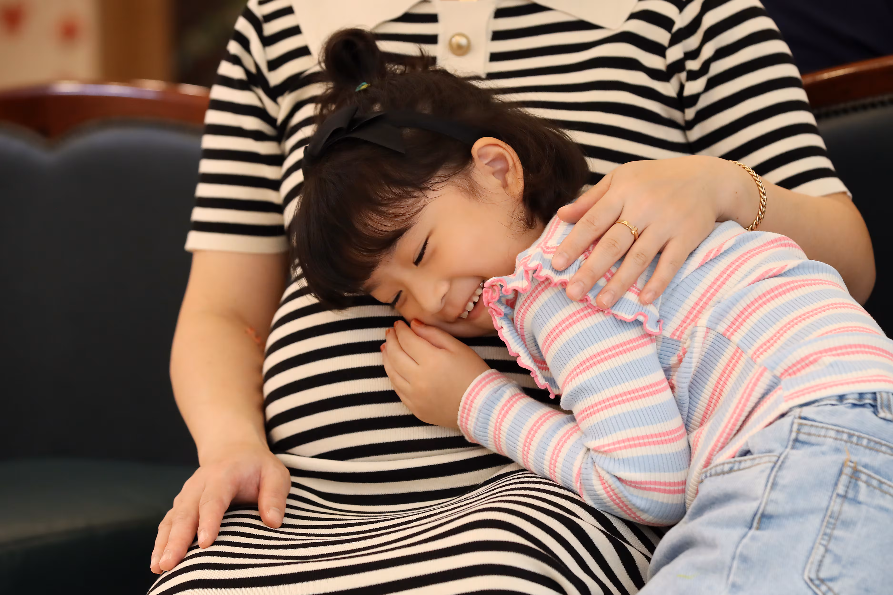 임산부의 날인 2024년 10월 10일 오후 대구 수성구 파티마여성병원에서 출산이 임박한 임산부가 진료를 기다리는 동안 함께 온 일곱 살 딸이 만삭인 엄마 배에 귀를 대고 곧 태어날 동생의 태동을 느껴보고 있다. /뉴스1