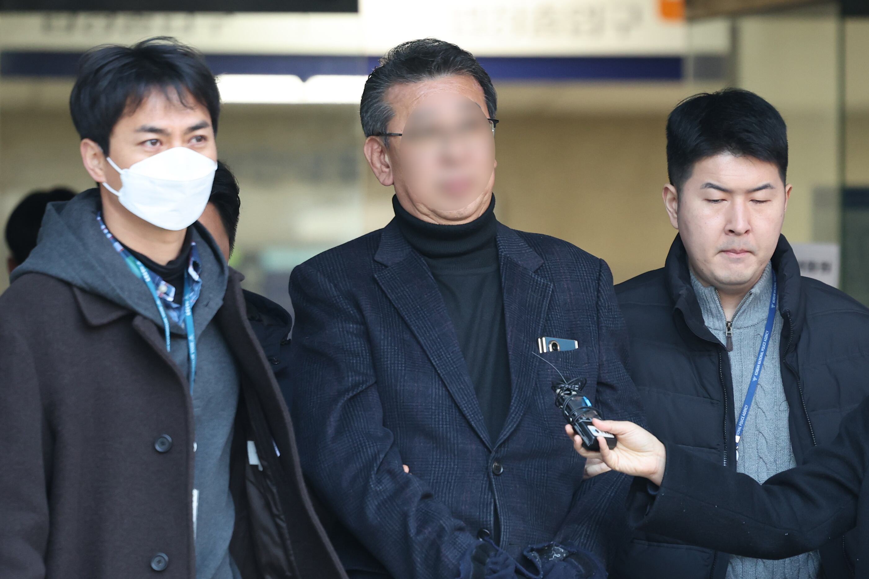 중증 발달장애인 거주 시설 '색동원' 내 입소자들을 성적으로 학대한 의혹을 받는 원장 김 모씨가 지난 19일 서울 서초구 중앙지방법원에서 구속 전 피의자 심문(영장실질심사)을 마친 뒤 구치소로 이동하고 있다. /뉴스1