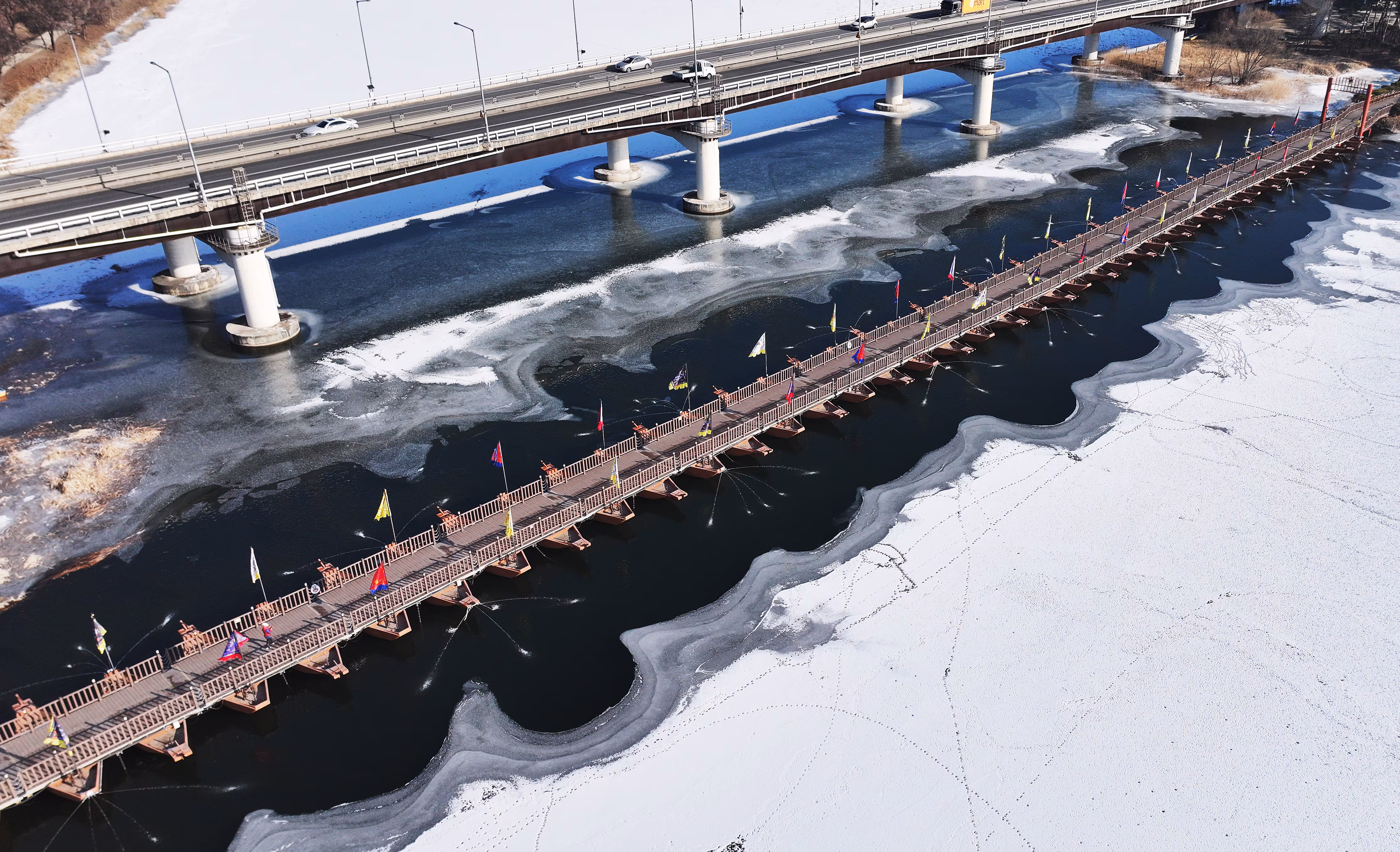 절기상 입춘을 사흘 앞둔 지난 1일 경기도 양평군 두물머리와 세미원을 이어주는 배다리 분수 주변 얼음이 녹아 있다. /연합뉴스