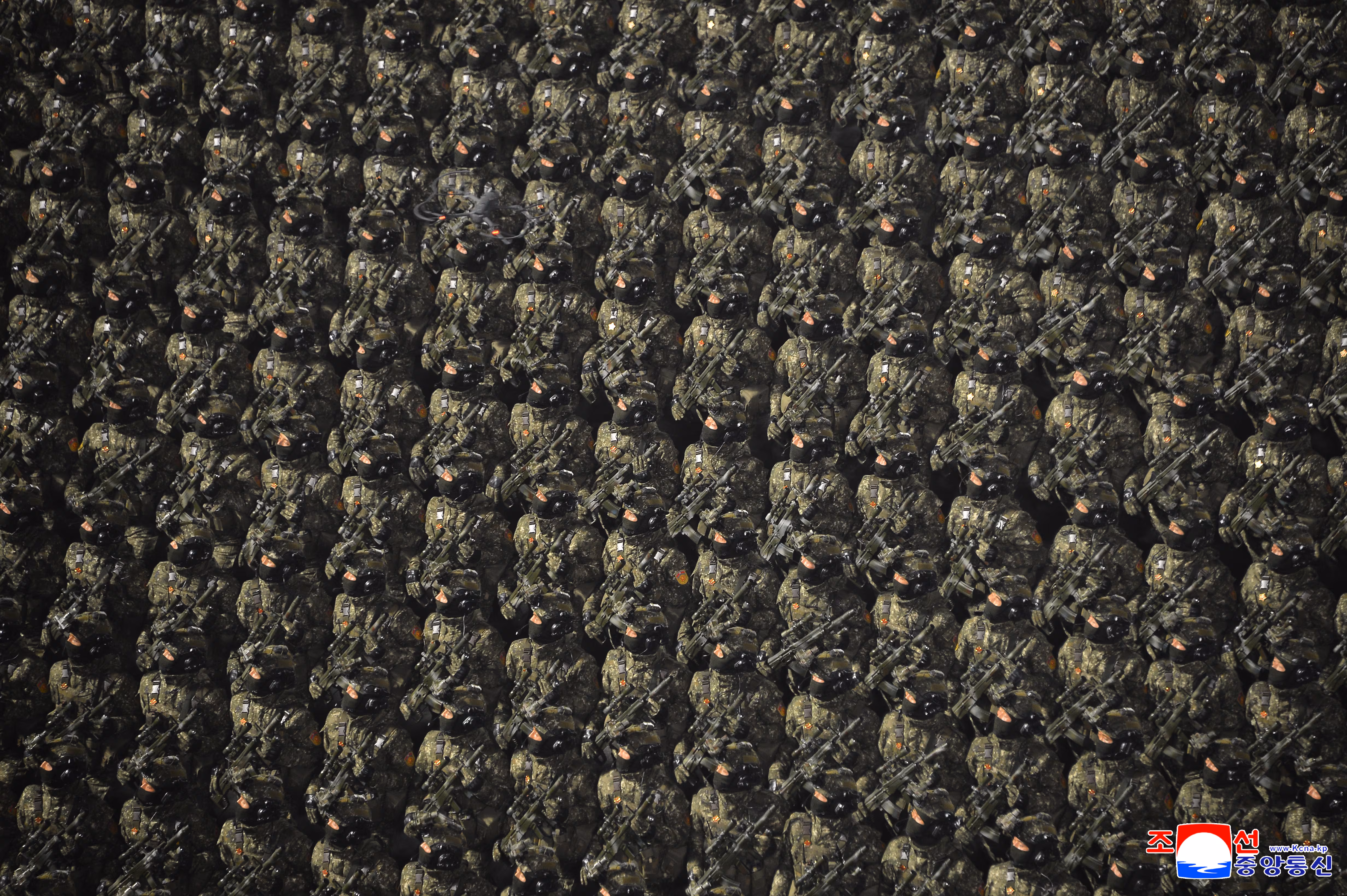 <YONHAP PHOTO-2634> 북한, 당 대회기념 열병식
    (평양 조선중앙통신=연합뉴스) 북한 노동당 제9차대회기념 열병식이 지난 25일 밤 평양 김일성광장에서 열렸다고 조선중앙통신이 26일 보도했다. 2026.2.26 
    [국내에서만 사용가능. 재배포 금지. For Use Only in the Republic of Korea. No Redistribution]
    nkphoto@yna.co.kr/2026-02-26 09:52:45/
「저작권자 ⓒ 1980-2026 ㈜연합뉴스. 무단 전재 재배포 금지, AI 학습 및 활용 금지」