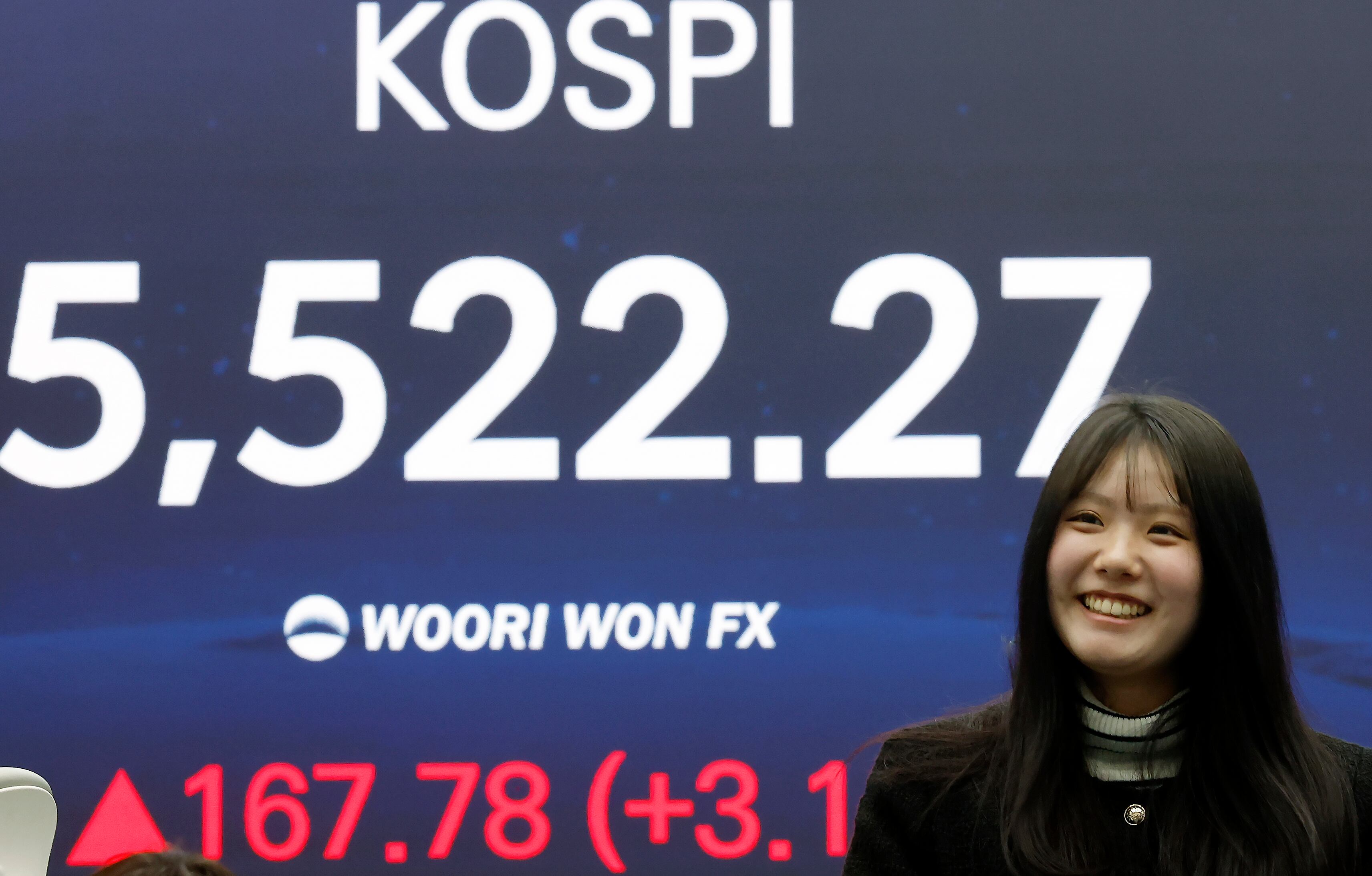 12일 오후 서울 중구 우리은행 본점 딜링룸 전광판에 종가가 표시되고 있다. /뉴스1