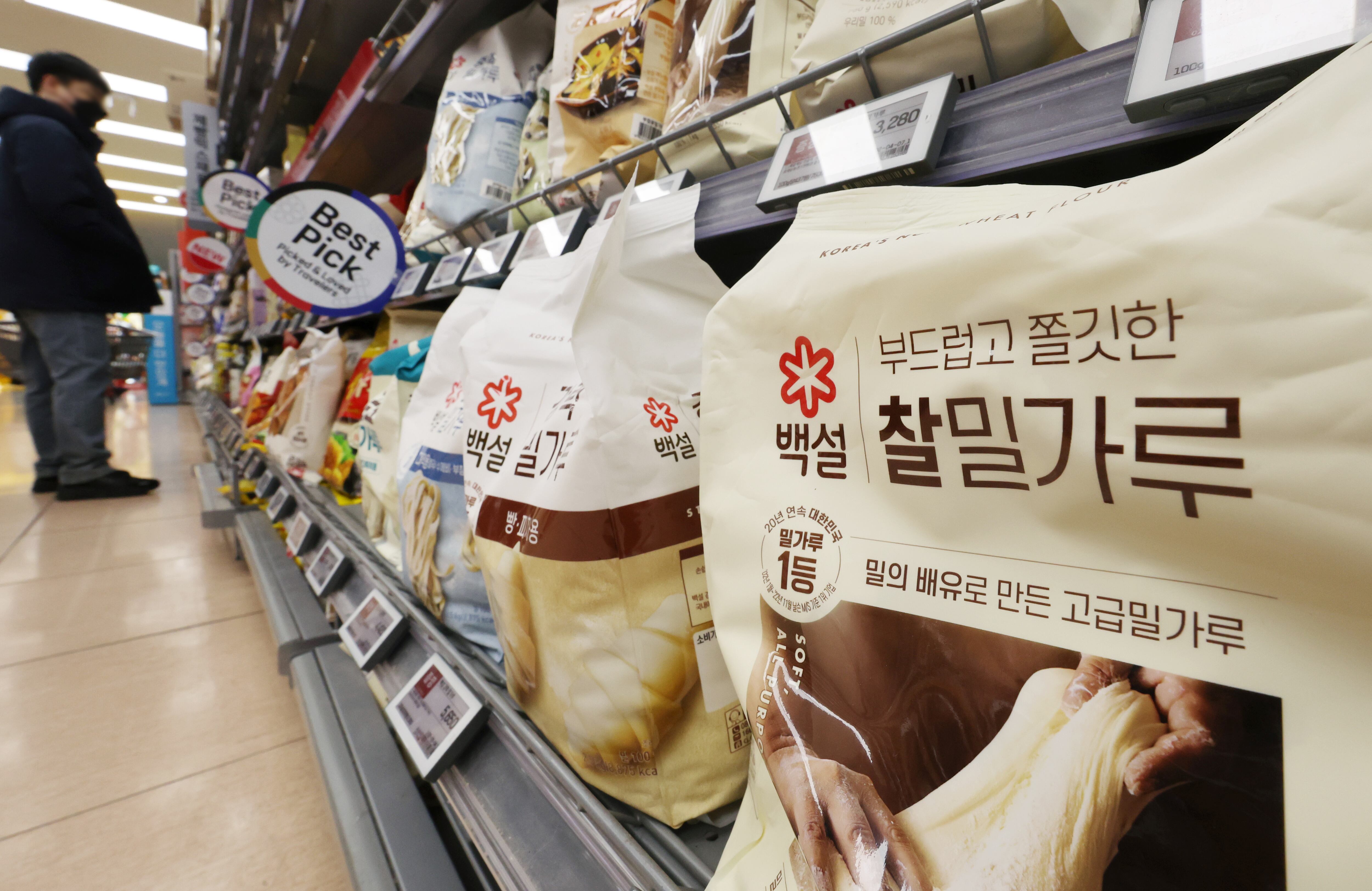 지난 8일 서울의 한 대형마트 밀가루 판매대. /연합뉴스