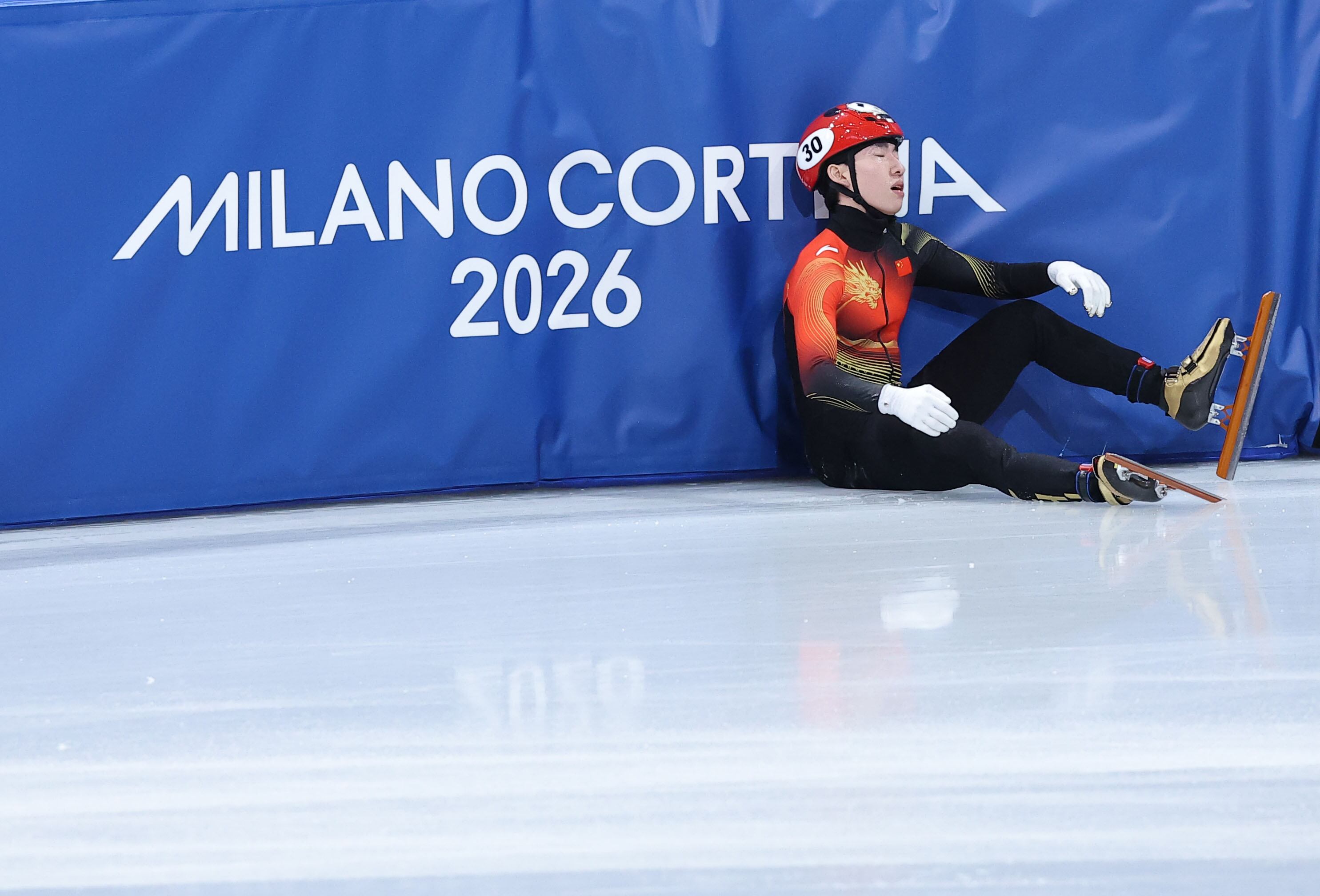 14일(현지 시각) 이탈리아 밀라노 아이스스케이팅 아레나에서 열린 2026 밀라노-코르티나담페초 동계올림픽 쇼트트랙 남자 1500m 준준결승에 출전한 중국의 린샤오쥔(한국명 임효준)이 경기 중 넘어진 뒤 아쉬워하고 있다./연합뉴스
