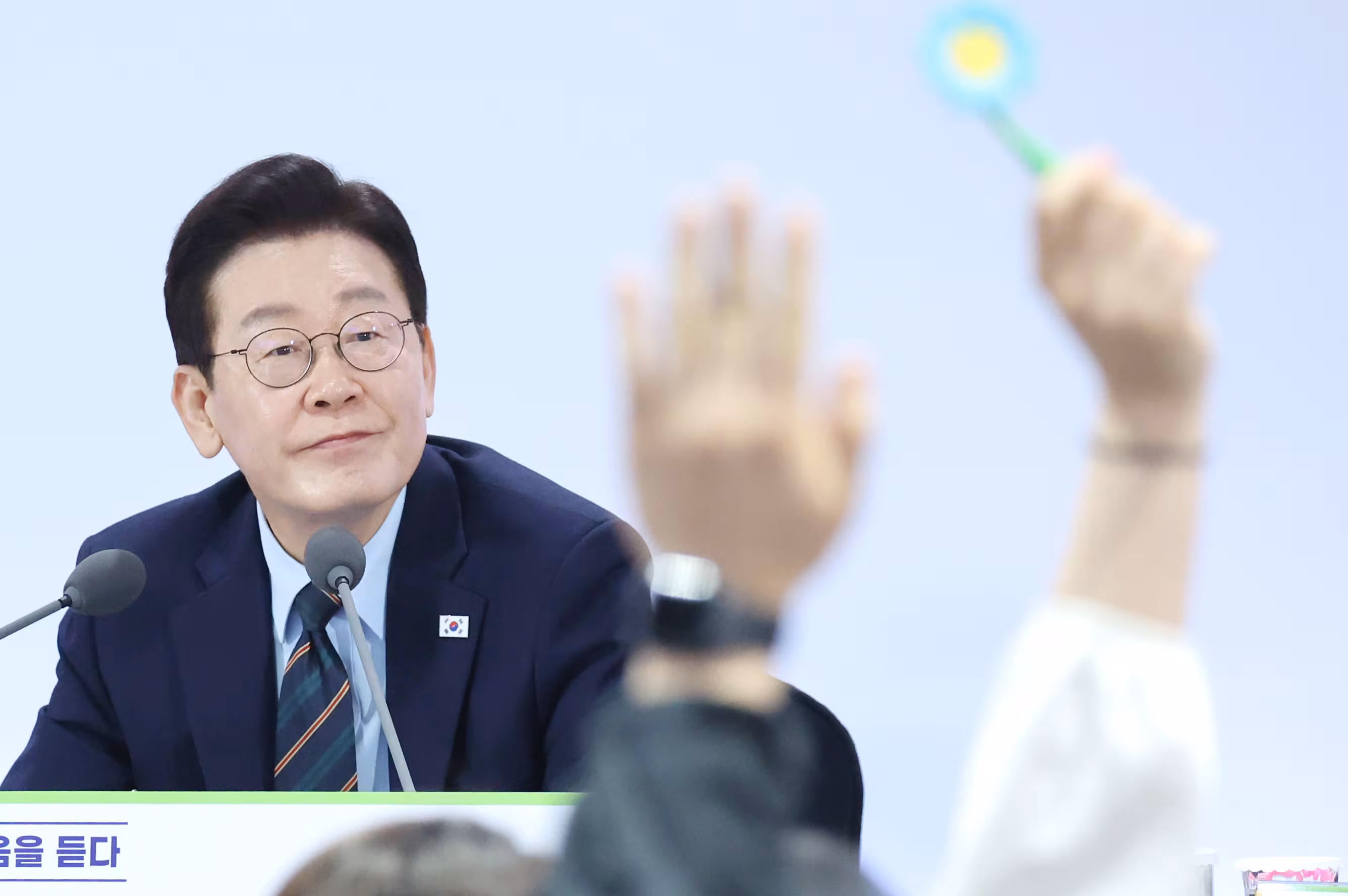 이재명 대통령이 27일 전북 전주시 전북대학교에서 열린 '전북의 마음을 듣다' 타운홀미팅 간담회에서 발언권을 요청하는 참석자들을 바라보고 있다. /뉴스1