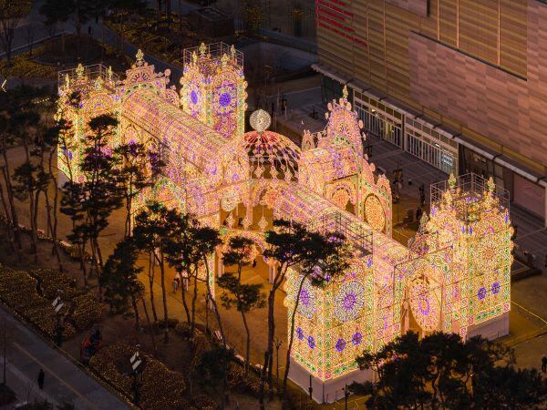 잠실 롯데월드타워 월드파크에서 열리는 '2026 롯데 루미나리에' 전경. /롯데물산 제공