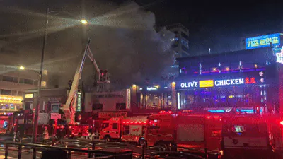 26일 오후 서울 중구 북창동 먹자골목의 한 식당에서 불이나 소방대원들이 진화하고 있다./권오은 기자