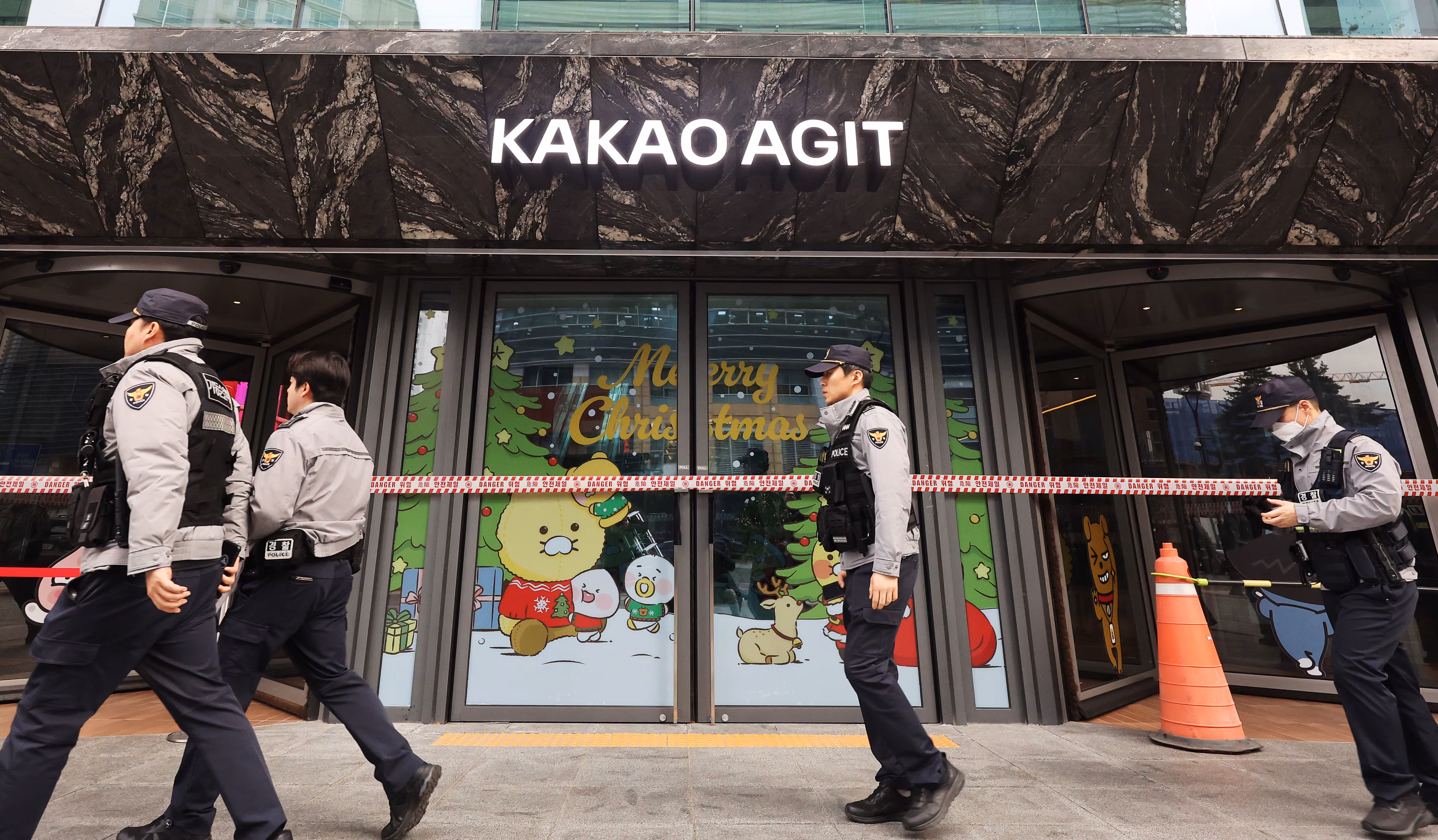 2025년 12월 15일 경기 성남시 분당구 카카오 판교아지트 건물에 폭파 협박이 있었다는 사측의 신고가 접수돼 경찰 수색에 나섰다. / 연합뉴스