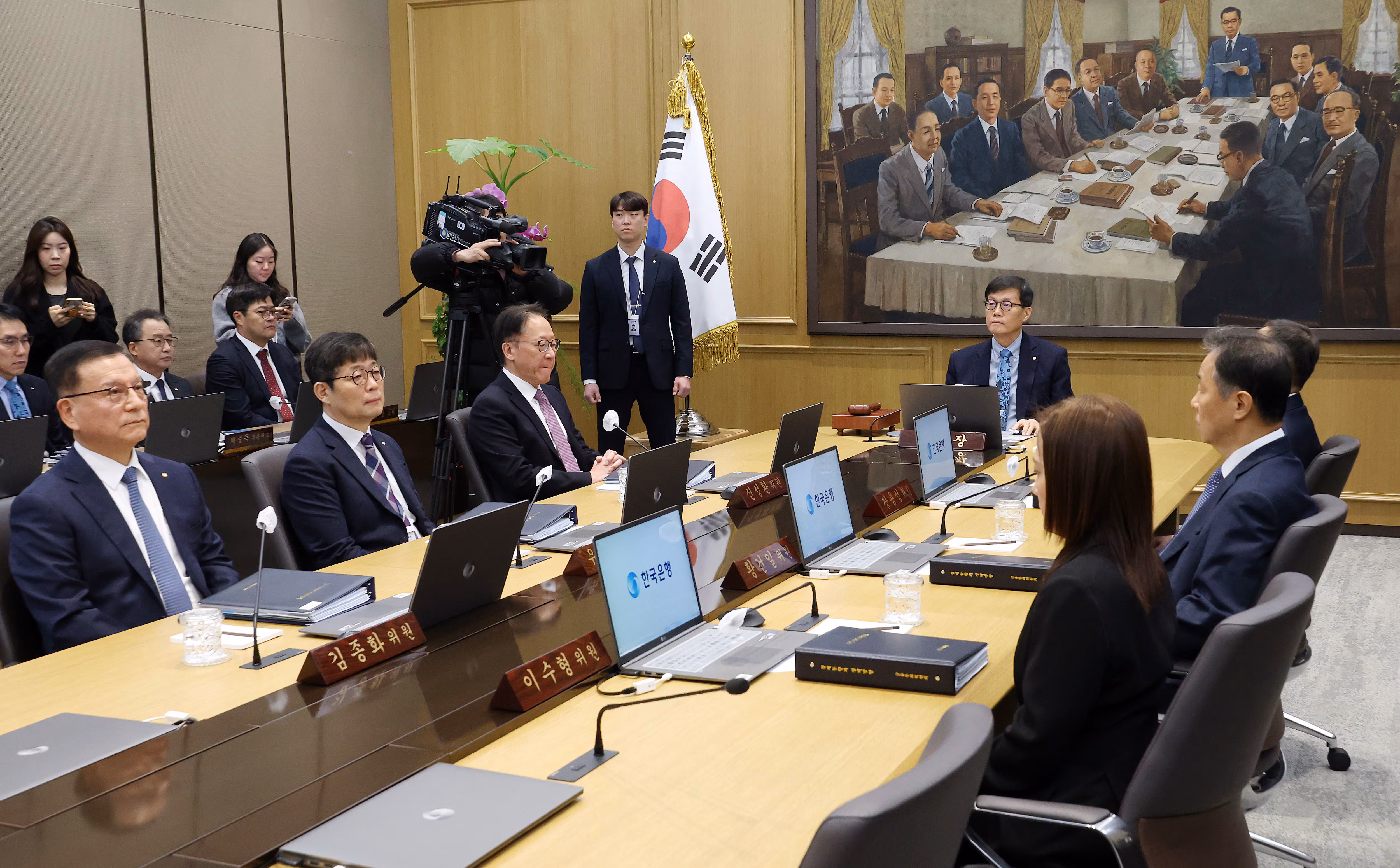 이창용 한국은행 총재가 지난달 15일 오전 서울 중구 한국은행에서 열린 금융통화위원회 본회의를 주재하고 있다. /뉴스1