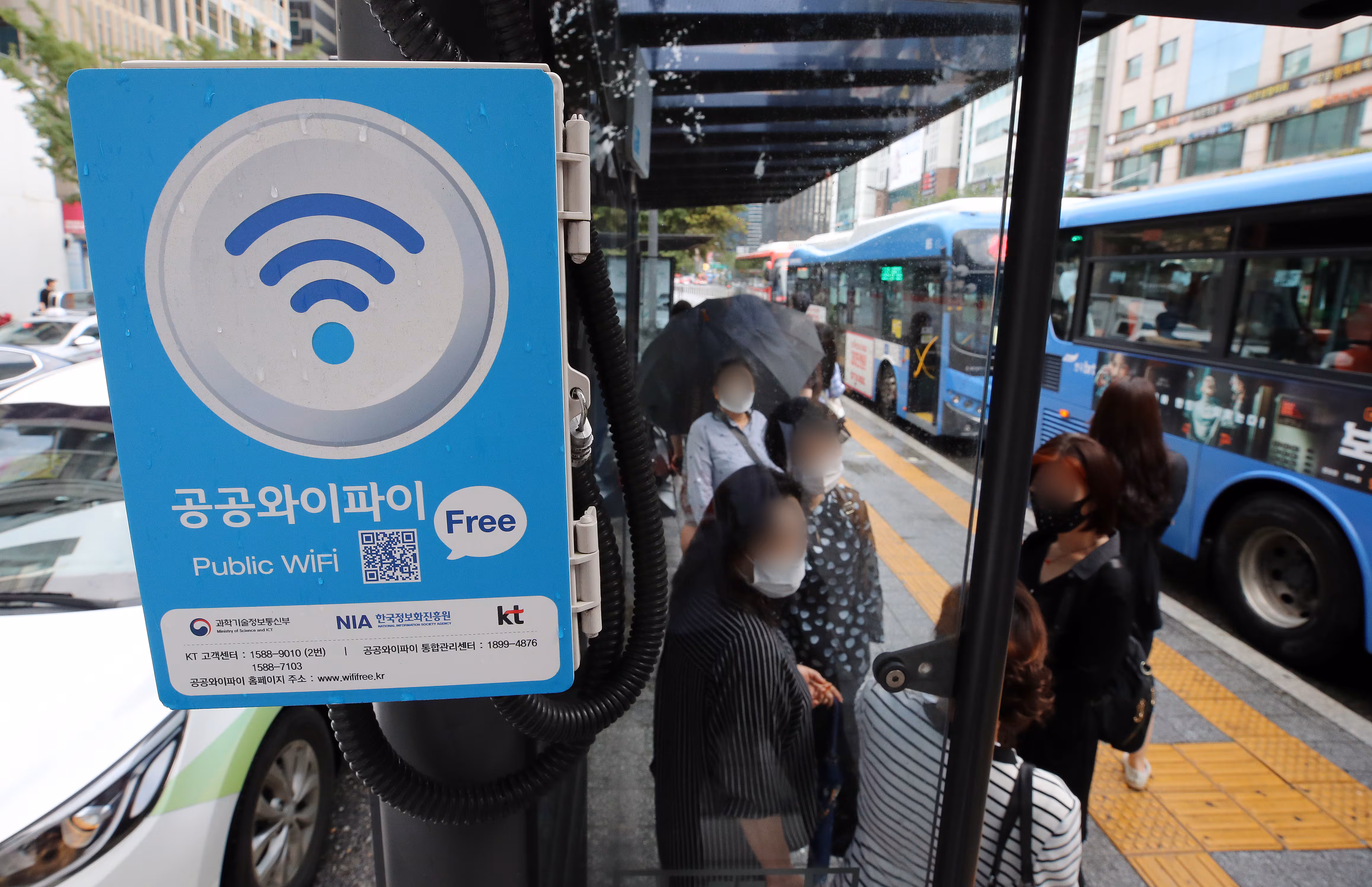 24일 오후 서울 강남역 인근 한 버스정류장에 공공와이파이가 설치돼있다. / 뉴스1