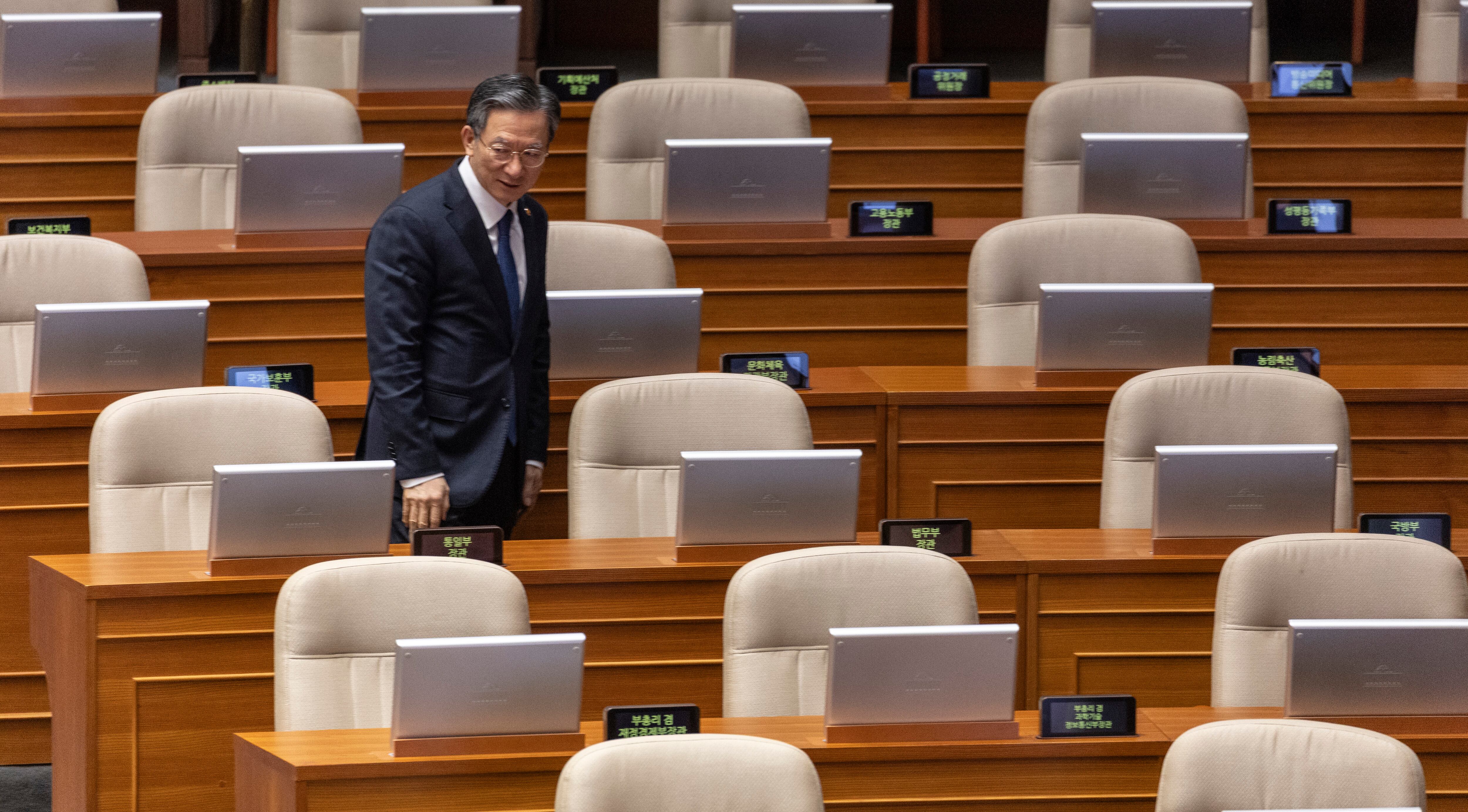정성호 법무주 장관이 12일 국회에서 열린 본회의에 참석해 자리로 이동하고 있다. /연합뉴스