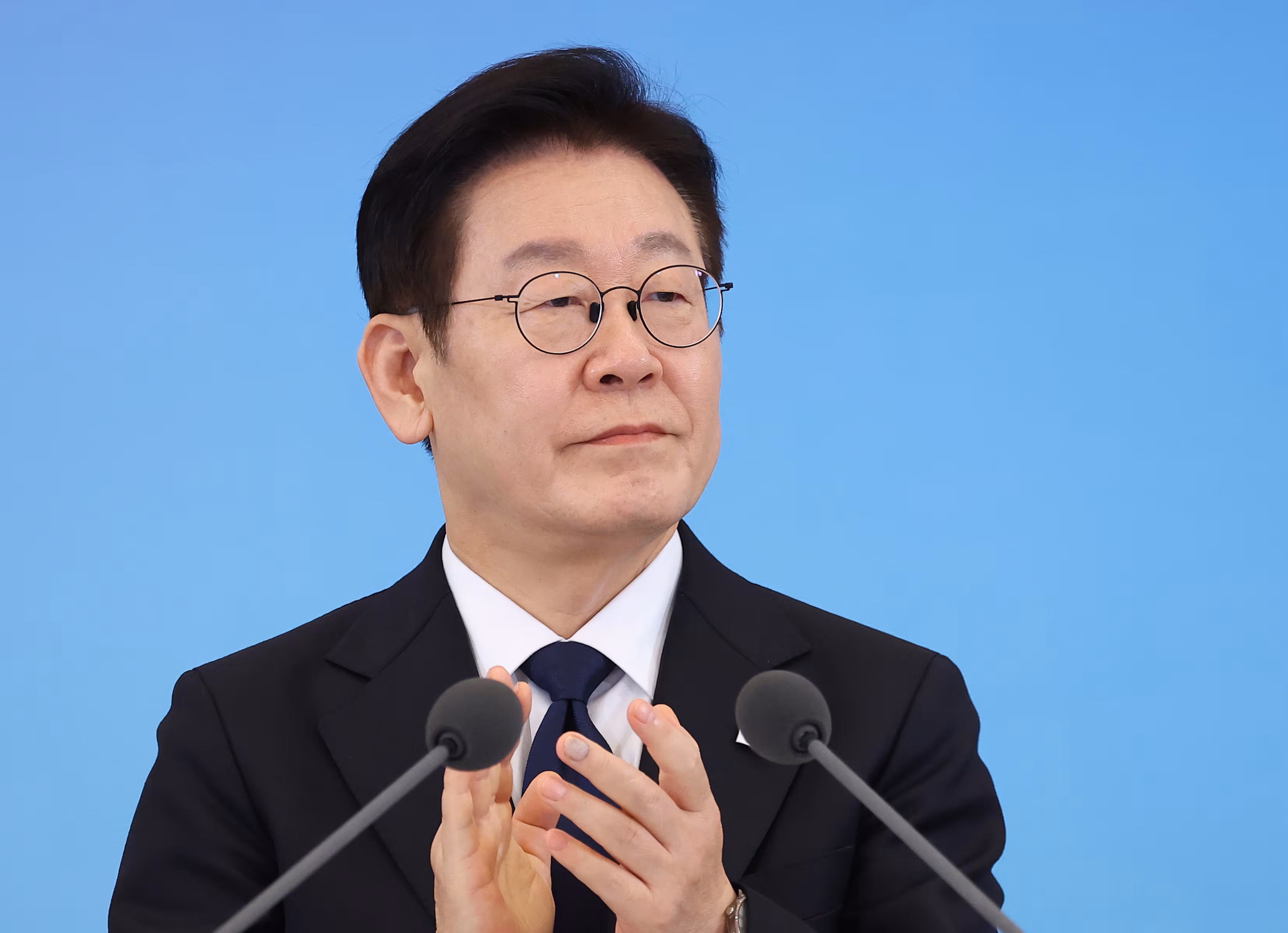 이재명 대통령이 1월 30일 청와대에서 열린 국가창업시대 전략회의 'K-스타트업이 미래를 만든다'에서 영상시청 후 박수치고 있다./뉴스1