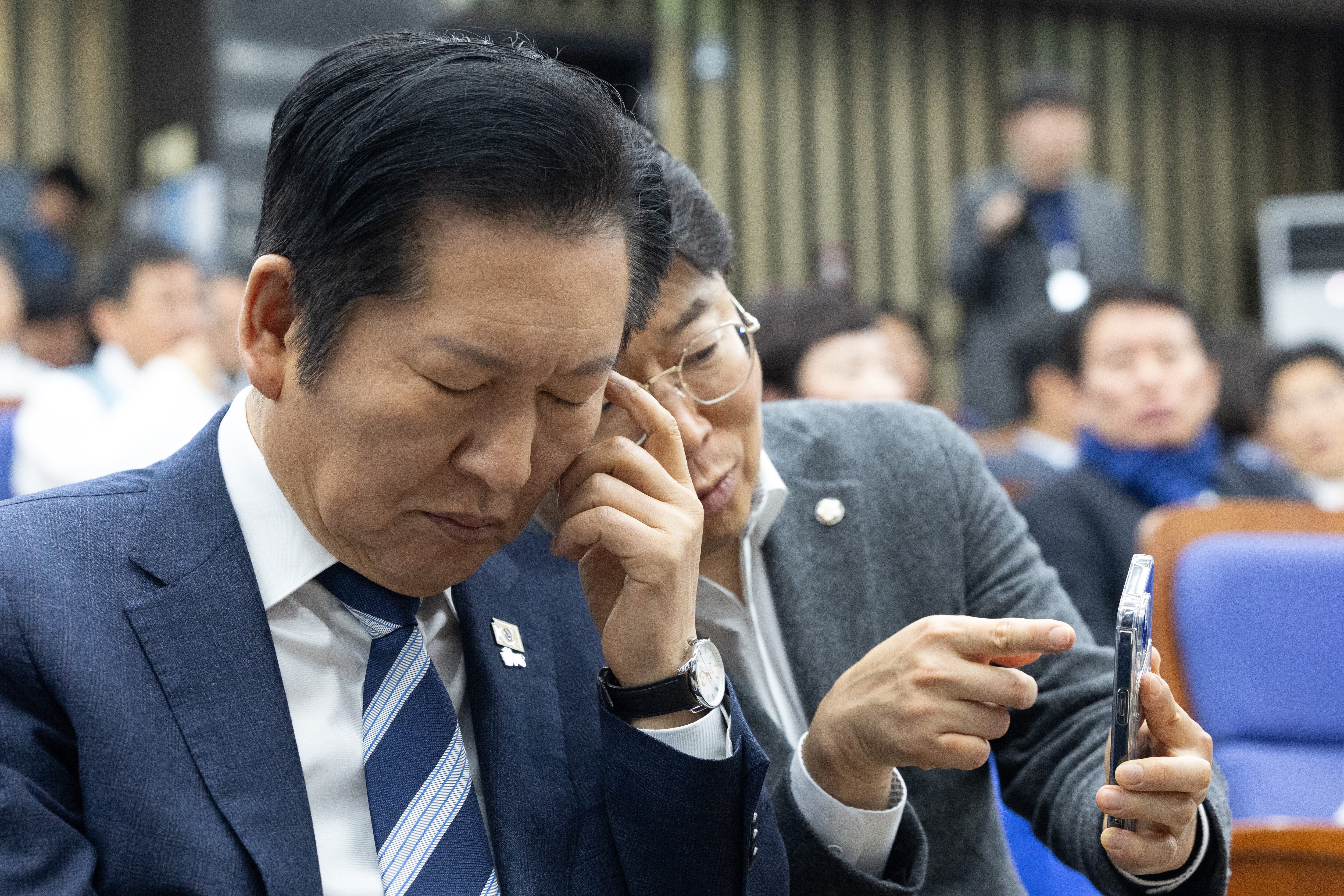 지난 12일 서울 여의도 국회에서 열린 더불어민주당 의원총회에서 정청래 대표가 최기상 수석사무부총장과 대화하고 있다./뉴스1