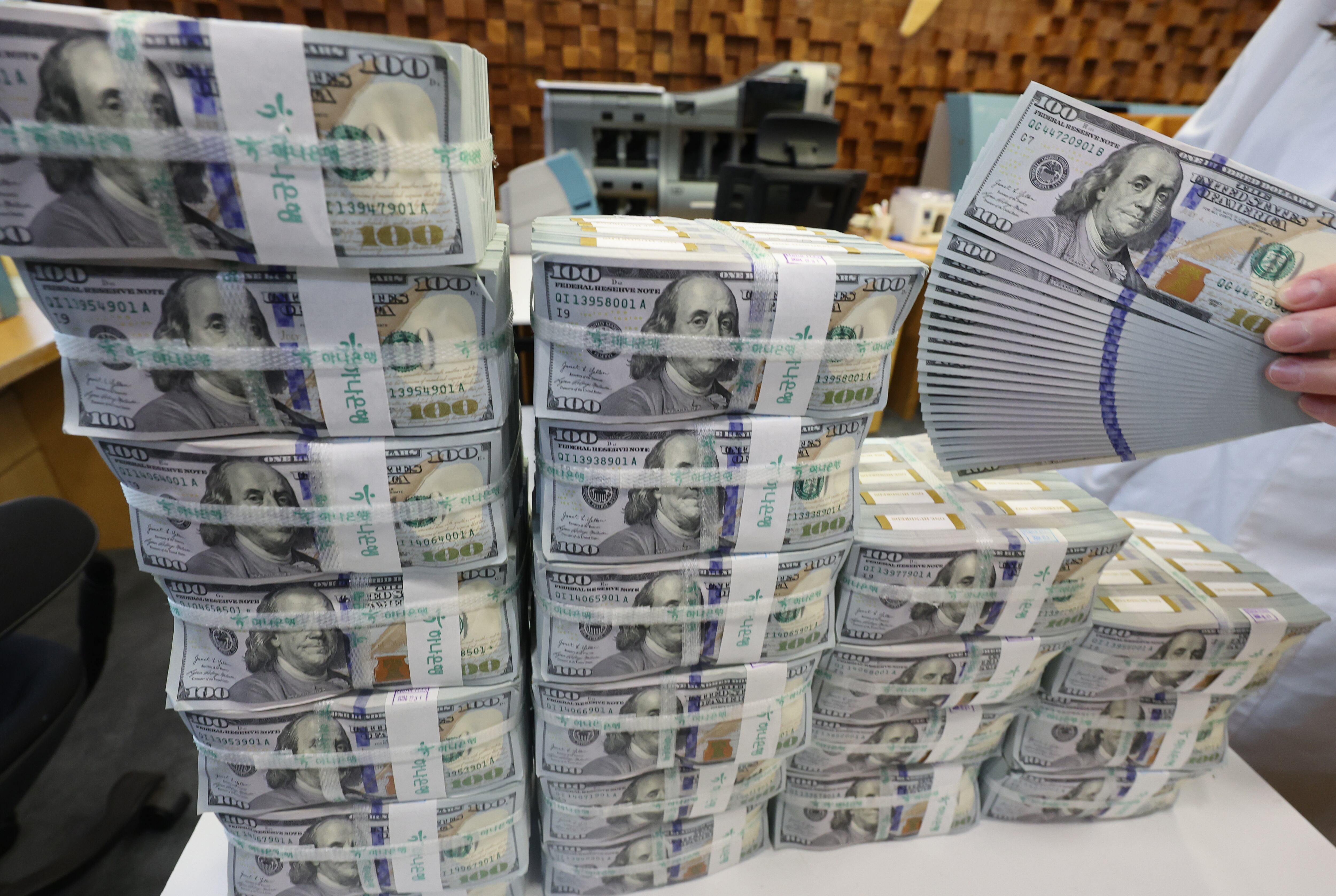 서울 중구 하나은행 위변조대응센터에서 직원이 달러화를 정리하고 있다. /연합뉴스