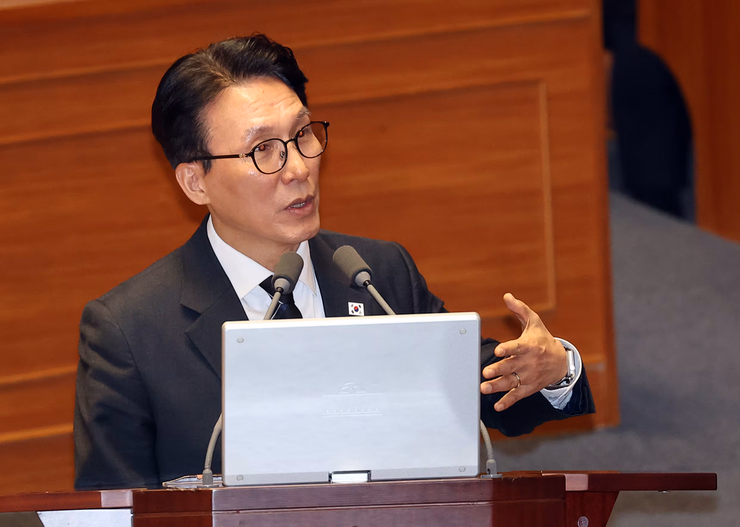 김민석 국무총리가 9일 국회 본회의장에서 열린 정치·외교·통일·안보 분야 대정부질문에서 주호영 국민의힘 의원의 질문에 답하고 있다. /연합뉴스