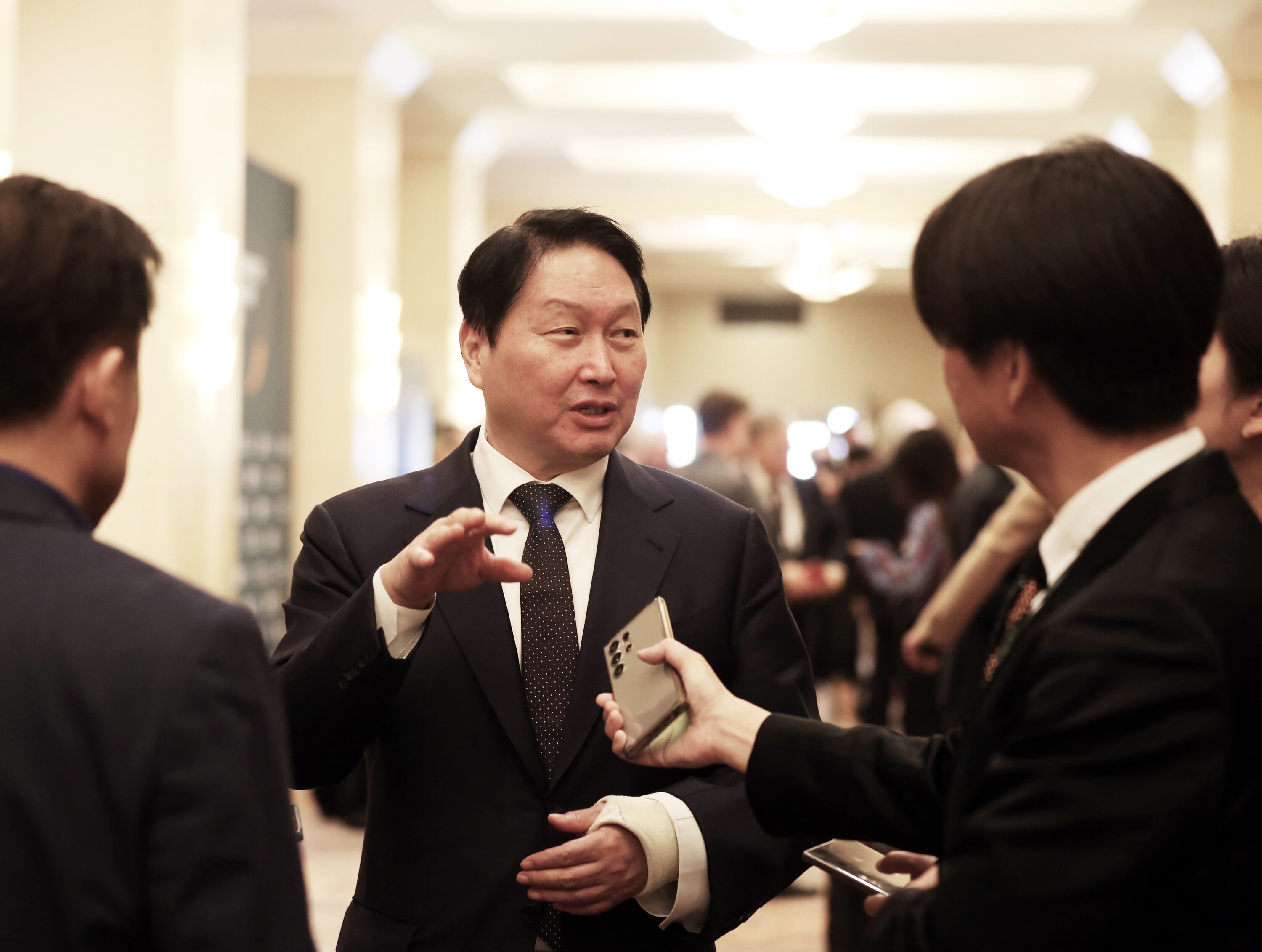 최태원 SK그룹 회장이 20일(현지 시각) 미국 워싱턴DC 샐러맨더 호텔에서 열린 최종현 학술재단 주최 '트랜스 퍼시픽 다이얼로그'(TPD) 2026' 행사에서 환영사를 하고 있다./SK그룹 제공