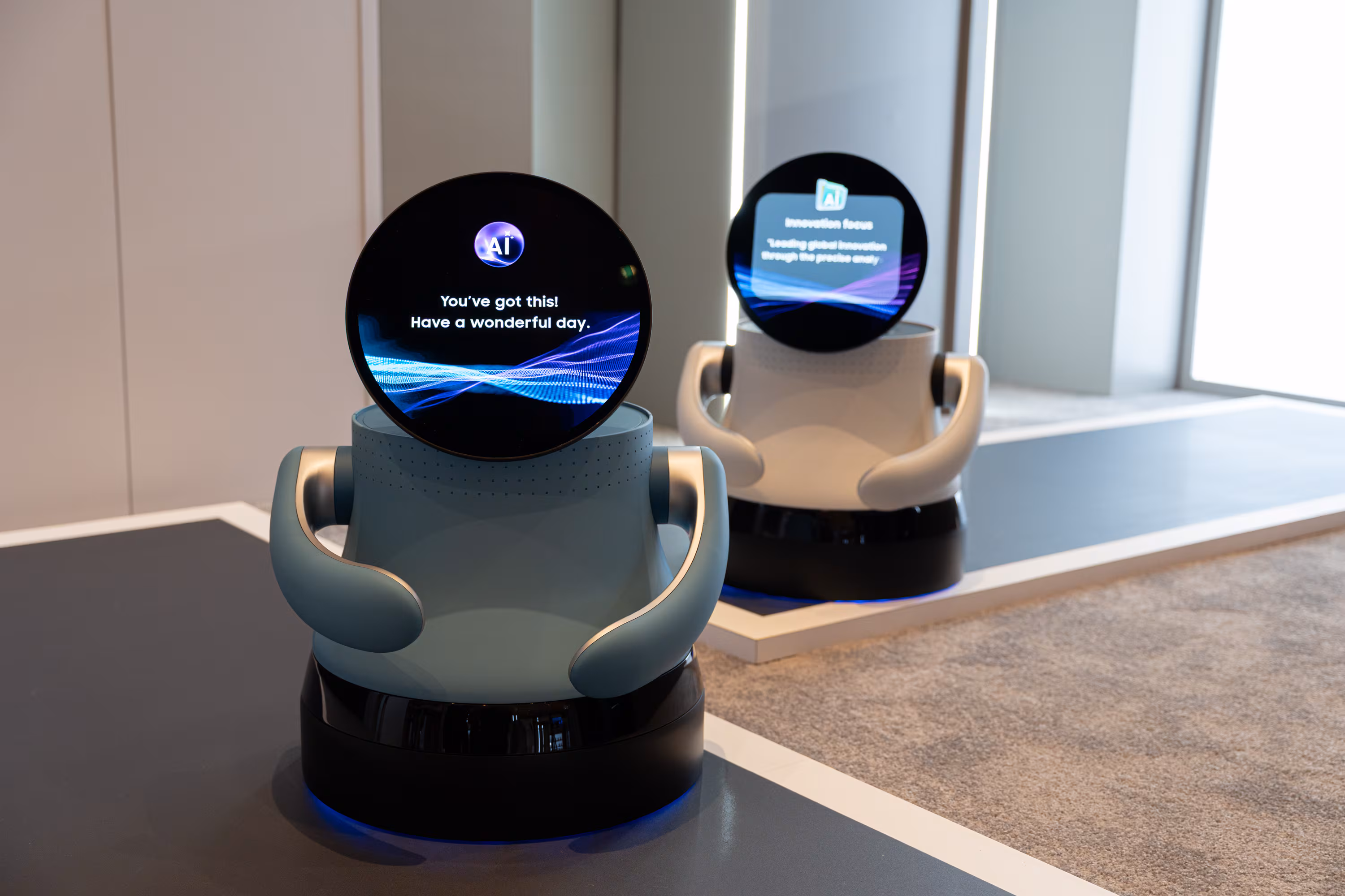 삼성디스플레이는 지난 1월 CES 2026에서 13.4인치 원형 유기발광다이오드(OLED) 패널이 적용된 소형 로봇 ‘AI OLED 봇’을 공개했다./삼성디스플레이