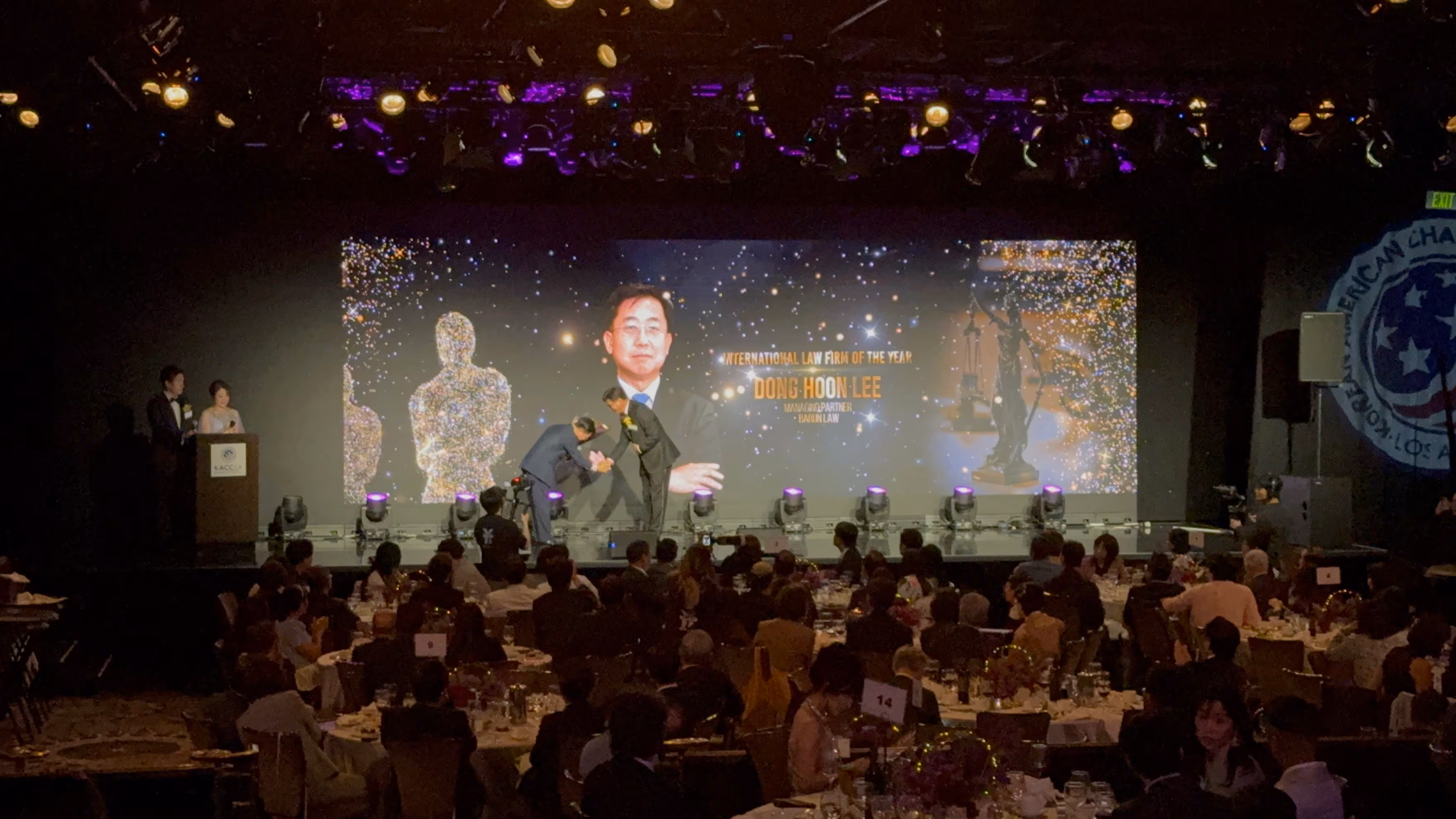 이동훈 법무법인 바른 대표변호사가 작년 3월 LA 한인상공회의소로부터 '올해의 국제로펌(International Law Firm of the Year)' 상을 받았다. /바른 제공