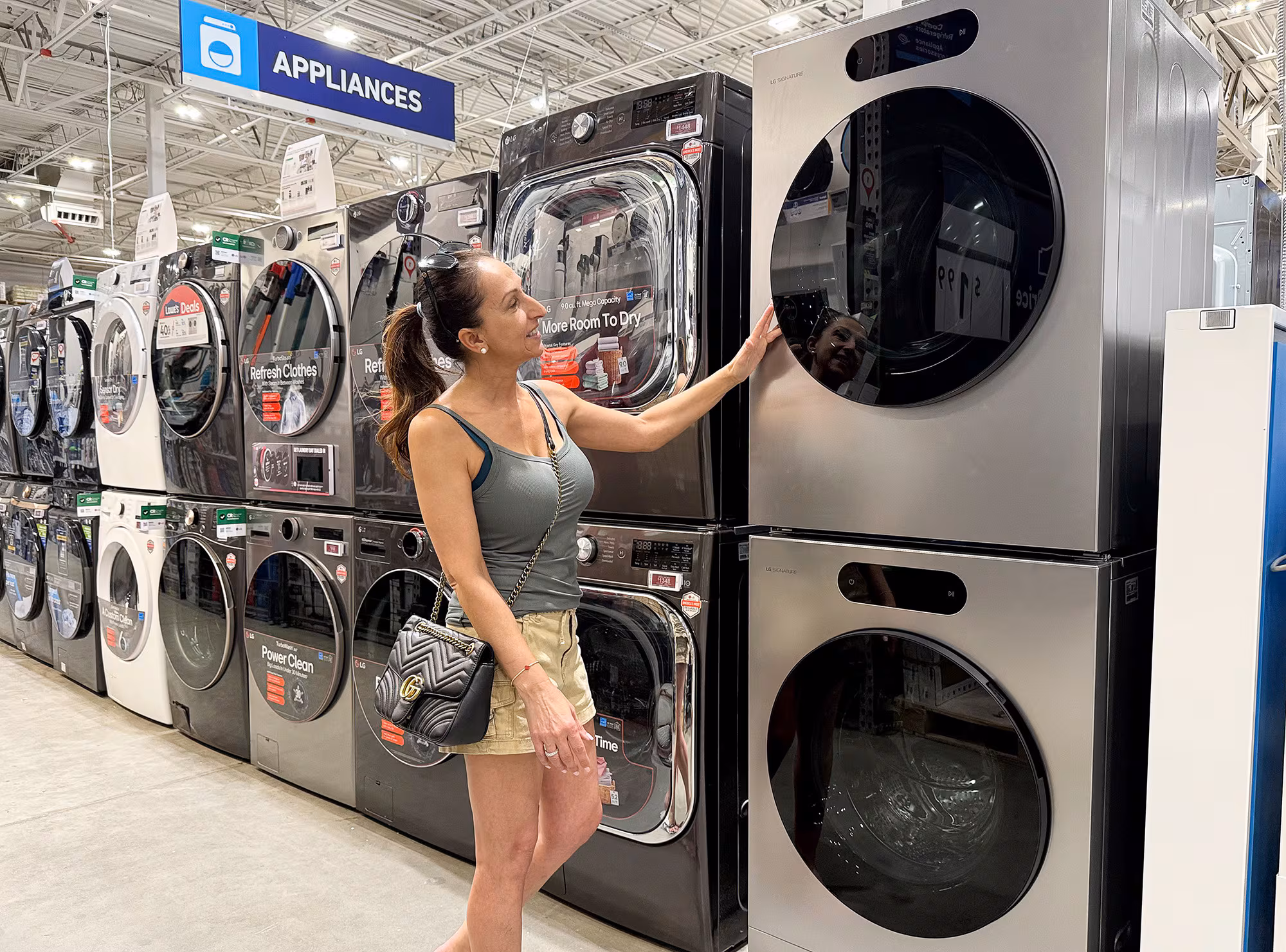 미국의 대표적인 가전 유통 업체 '로우스'에 전시된 LG전자의 세탁기 및 건조기 제품을 고객이 둘러보고 있다. /LG전자 제공