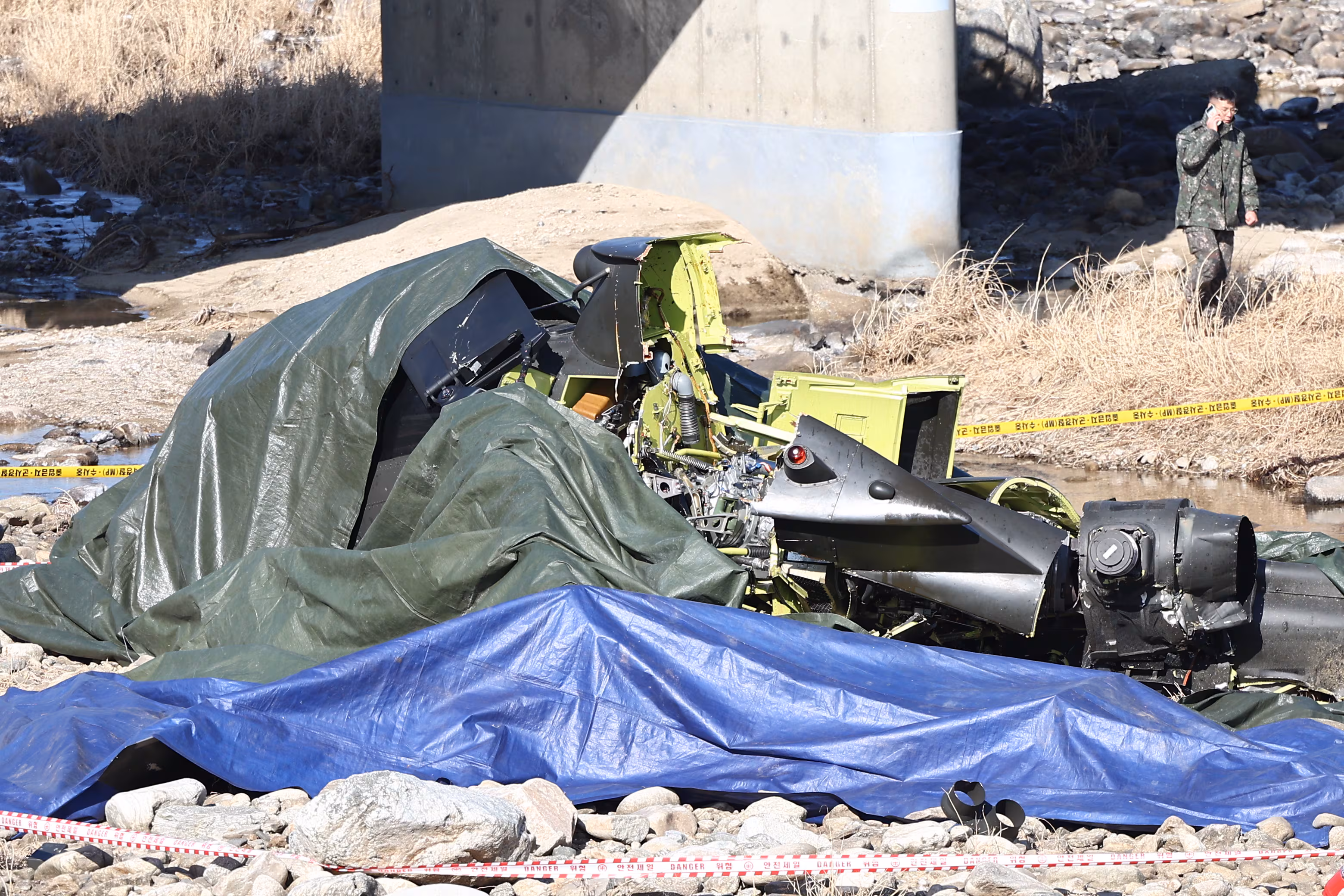 지난 9일 경기 가평군에 코브라 헬기(AH-1S)가 추락해 현장에서 관계자들이 사고를 수습하고 있다. 이 사고로 조종사 2명이 사망했다./뉴스1