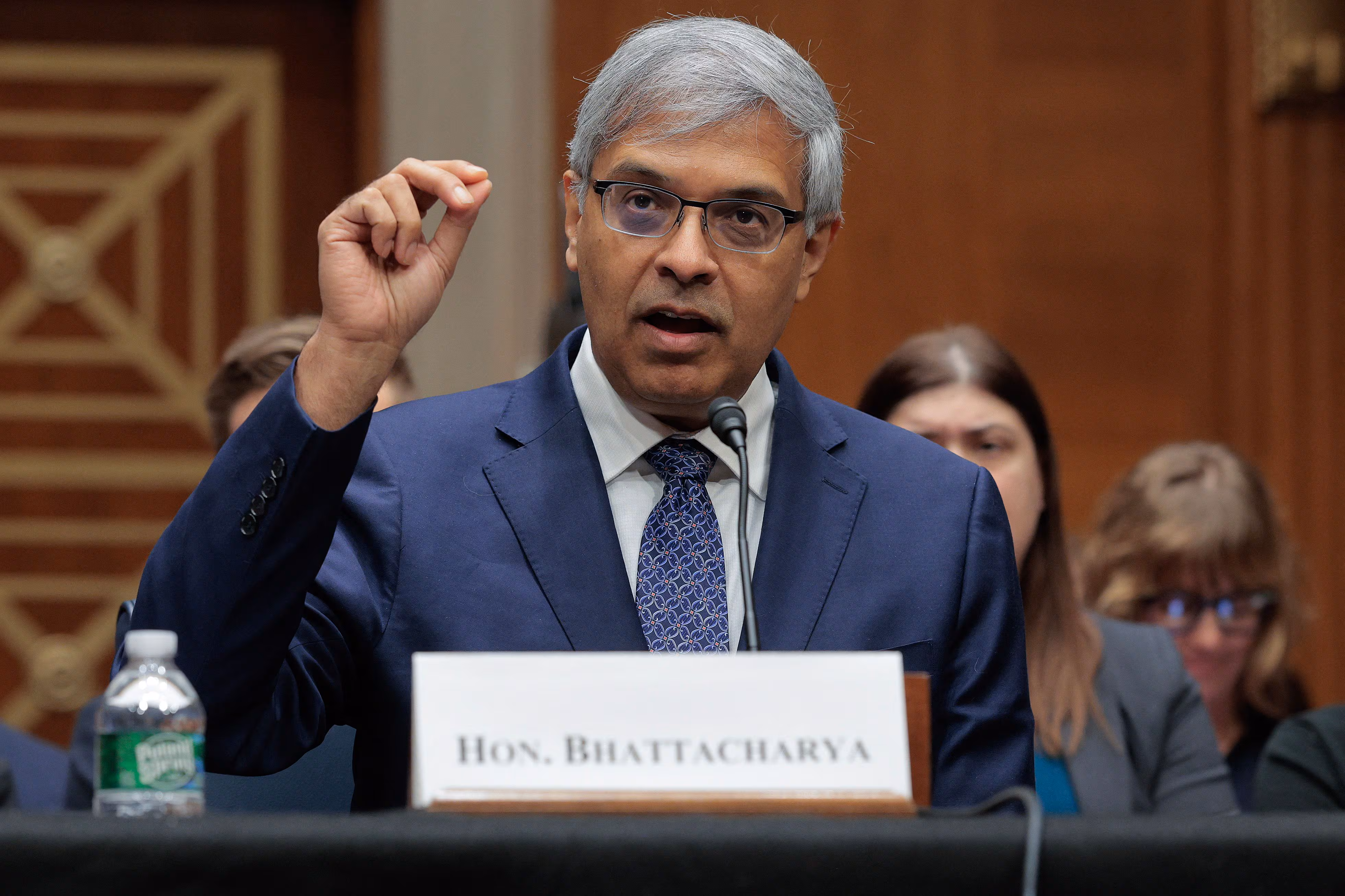 미 질병통제예방센터(CDC) 임시 국장에 임명된 제이 바타차리야 국립보건원(NIH) 원장. /연합뉴스